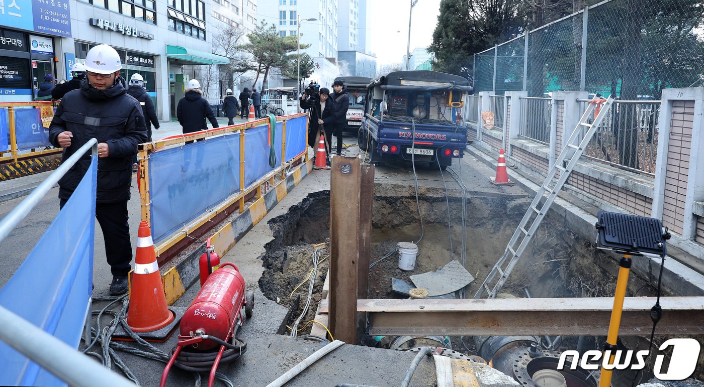 서울 양천·구로구 일대 온수와 난방 중단이 이어진 18일 오전 서울 양천구 신정가압장에서 서울에너지공사 관계자들이 배관 복구 작업을 하고 있다. 2024.1.18/뉴스1 ⓒ News1 장수영 기자