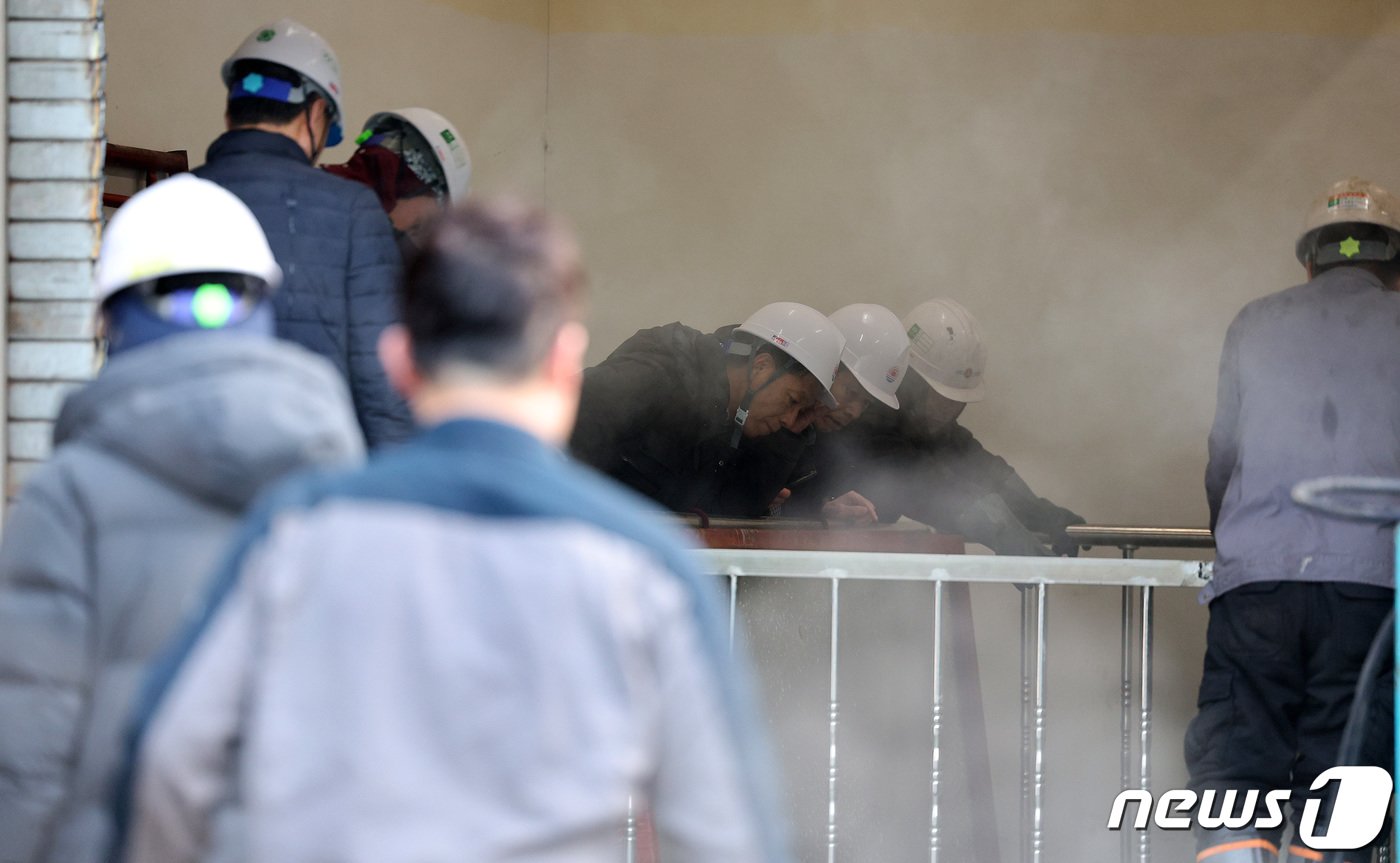 서울 양천·구로구 일대 온수와 난방 중단이 이어진 18일 오전 서울 양천구 신정가압장에서 서울에너지공사 관계자들이 배관 복구 작업을 하고 있다. 서울에너지공사에 따르면 전날 오후 3시 55분께 신정가압장에 설치된 펌프 가압장치 밸브에서 문제가 발생해 일대 3만8000여 세대의 온수 공급과 난방이 끊겼다. 2024.1.18/뉴스1 ⓒ News1 장수영 기자