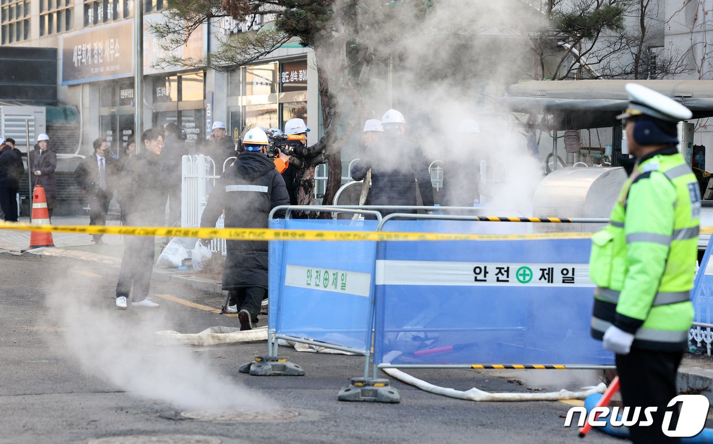 서울 양천·구로구 일대 온수와 난방 중단이 이어진 18일 오전 서울 양천구 신정가압장에서 서울에너지공사 관계자들이 배관 복구 작업을 하고 있다. 2024.1.18/뉴스1 ⓒ News1 장수영 기자