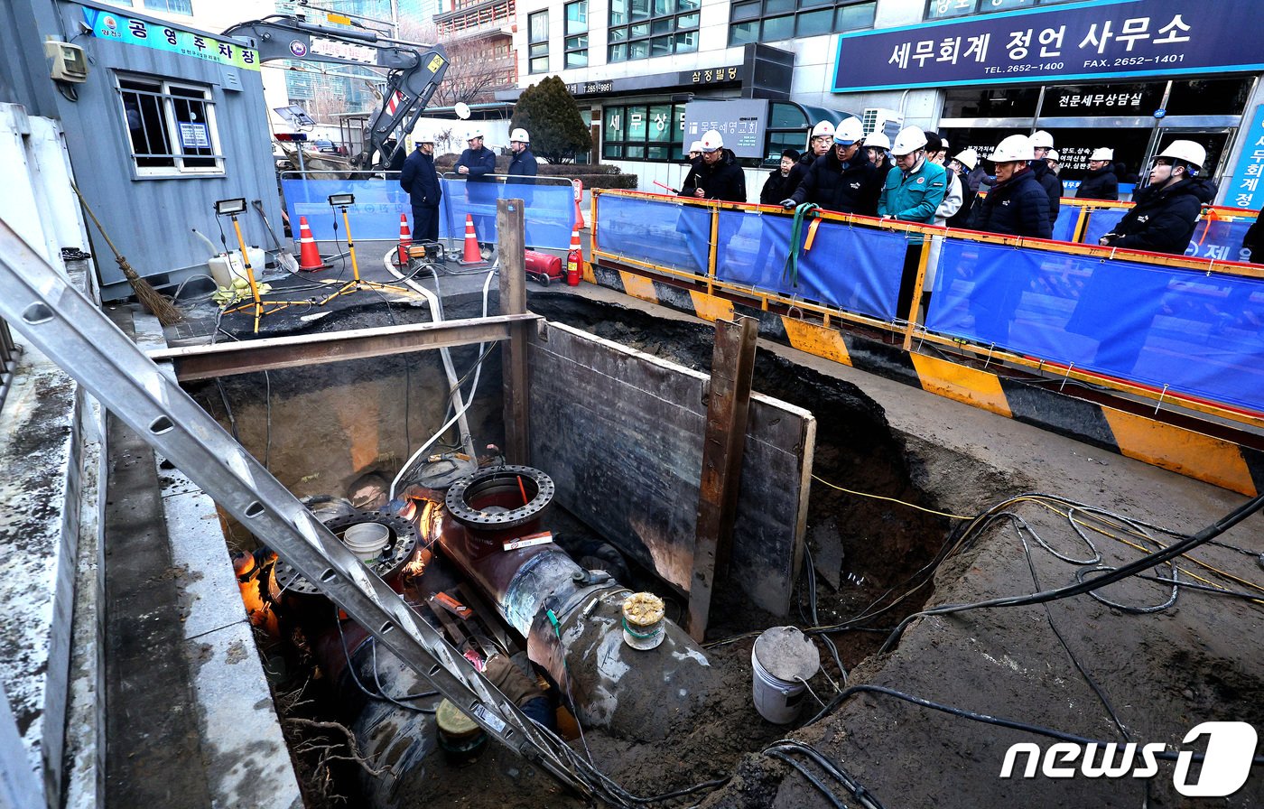본문 이미지 - 최남호 산업통상자원부 2차관(오른쪽 세번째)이 18일 오전 서울 양천구 신정가압장에서 온수 및 난방 배관 복구 작업을 점검하고 있다. 2024.1.18/뉴스1 ⓒ News1 장수영 기자