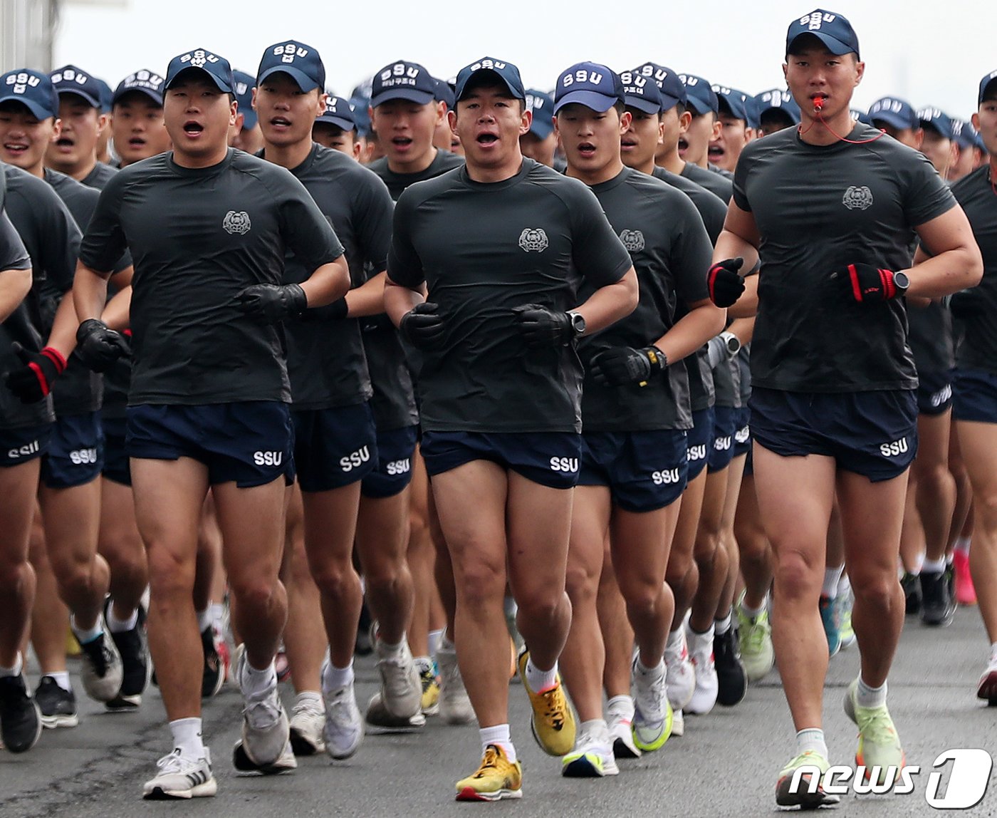 18일 경남 창원시 진해 군항에서 해군 심해잠수사&#40;SSU&#41;들이 구보를 하며 혹한기 훈련을 하고 있다. 2024.1.18/뉴스1 ⓒ News1 윤일지 기자