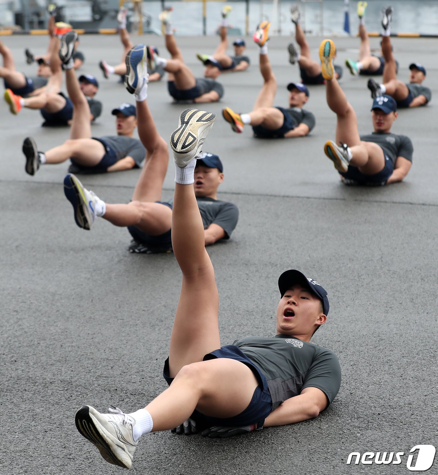 18일 경남 창원시 진해 군항에서 해군 심해잠수사&#40;SSU&#41;들이 전투체조를 하며 혹한기 훈련을 하고 있다. 2024.1.18/뉴스1 ⓒ News1 윤일지 기자