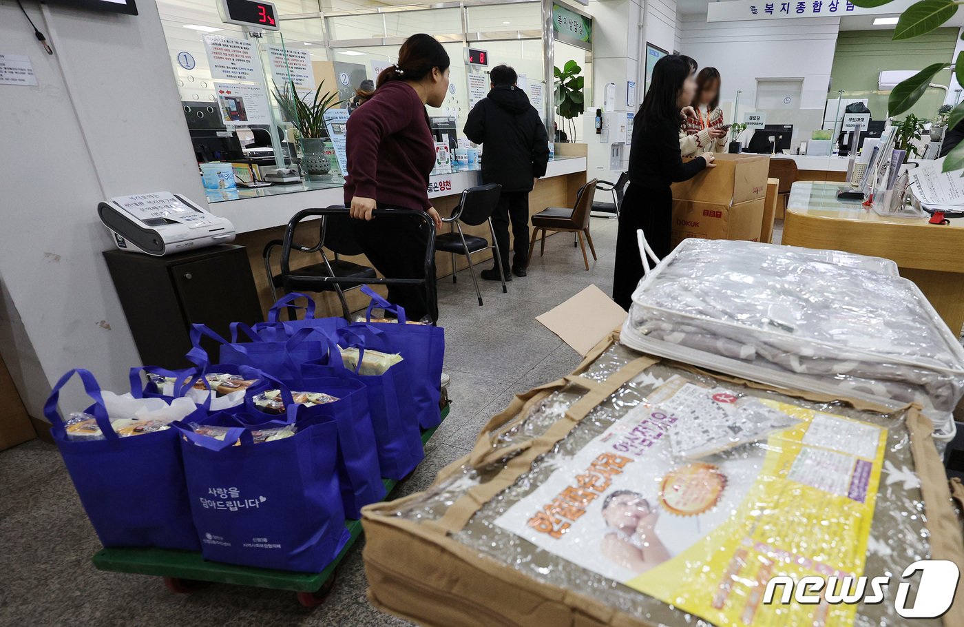 본문 이미지 - 서울 양천·구로구 일대 온수와 난방 중단이 이어진 18일 오전 서울 양천구 신정3동 주민센터에서 직원들이 전기요, 담요 등 주민들에게 빌려줄 물품을 정리하고 있다. 2024.1.18/뉴스1 ⓒ News1 장수영 기자