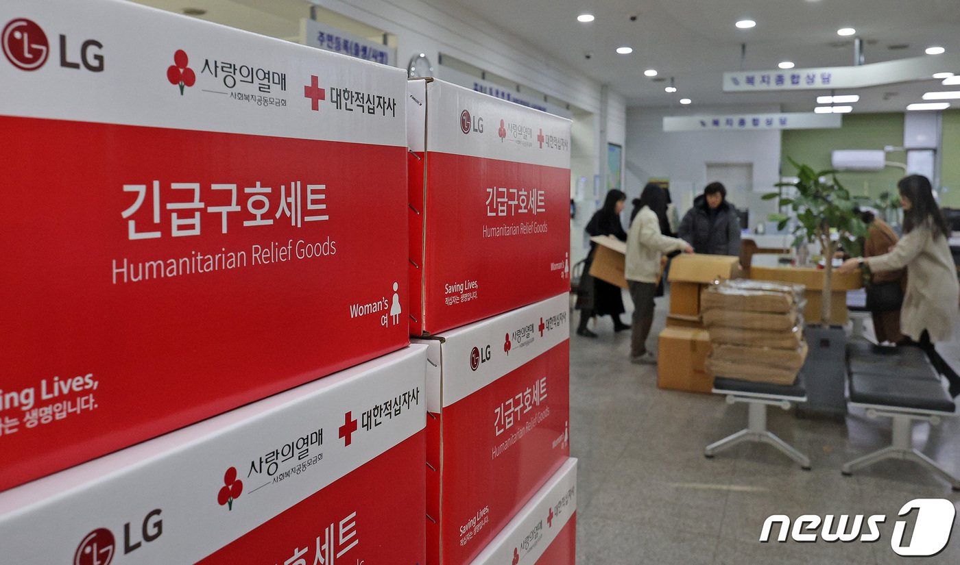 본문 이미지 - 서울 양천·구로구 일대 온수와 난방 중단이 이어진 18일 오전 서울 양천구 신정3동 주민센터에서 직원들이 전기요, 담요 등 구호품을 정리하고 있다. 2024.1.18/뉴스1 ⓒ News1 장수영 기자