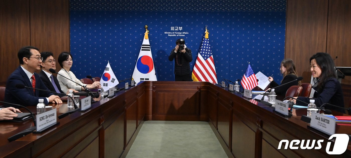 본문 이미지 - 김건 외교부 한반도평화교섭본부장과 정 박 미국 국무부 대북고위관리가 18일 오전 서울 종로구 외교부 청사에서 열린 한미 북핵수석대표협의에서 한반도 정세 긴장과 북러 협력 등에 대한 대응 방안을 논의하고 있다. (공동취재) 2024.1.18/뉴스1 ⓒ News1 허경 기자