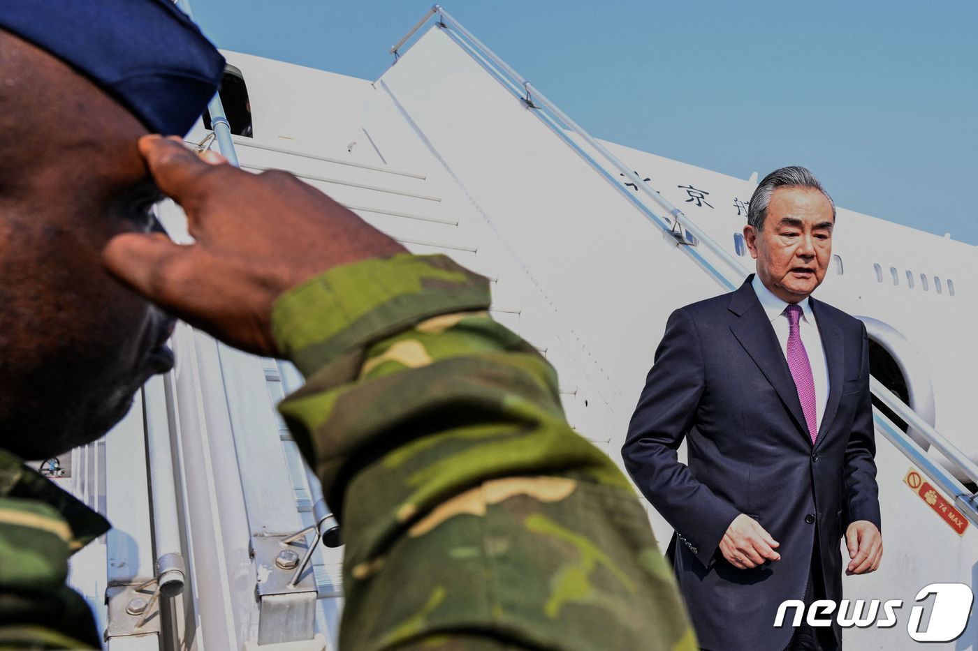 (아비장 AFP=뉴스1) 우동명 기자 = 왕이 중국 외교부장이 17일 (현지시간) 아비장의 공항에 도착해 전용기를 내리며 코트디부아르 군인의 경례를 받고 있다. 2024.1.18ⓒ …