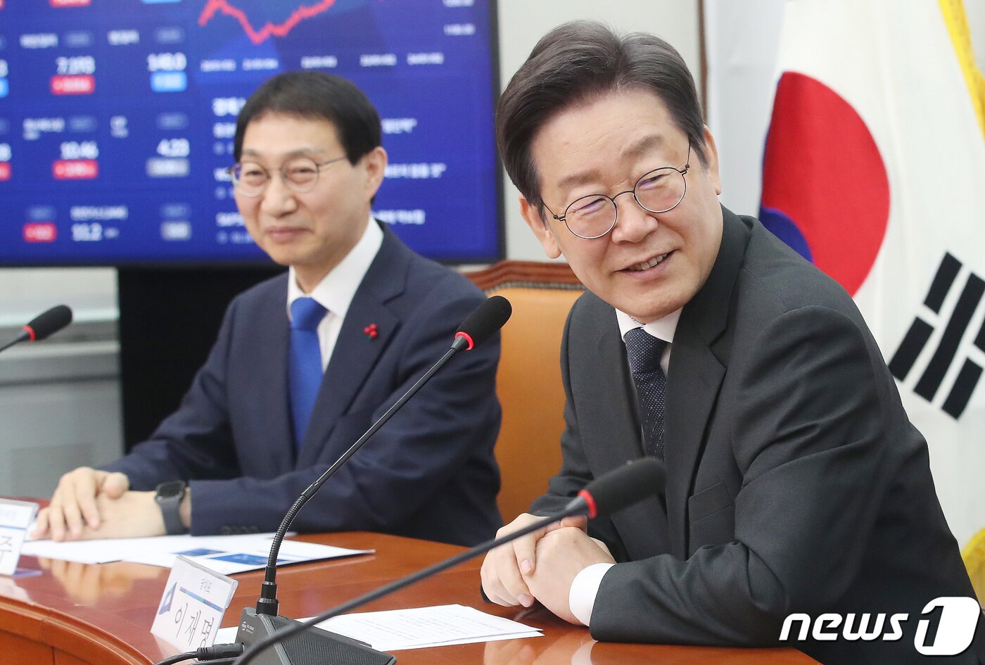 본문 이미지 - 이재명 더불어민주당 대표가 18일 오전 서울 여의도 국회에서 열린 대한민국 생존을 위한 저출생 종합대책 발표 기자회견에서 발언을 하고 있다. 2024.1.18/뉴스1 ⓒ News1 임세영 기자