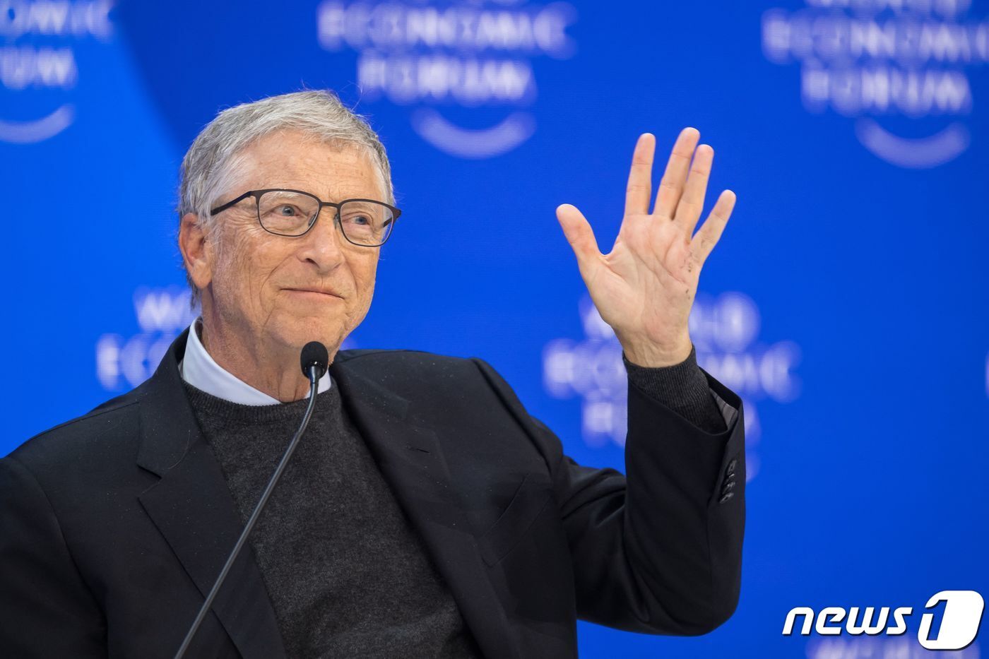 본문 이미지 - 빌 게이츠 마이크로소프트(MS) 창업자가 17일(현지시각) 스위스 다보스에서 열린 세계경제포럼(WEF)에 참석을 하고 있다. 2024.1.18 ⓒ AFP=뉴스1 ⓒ News1 우동명 기자