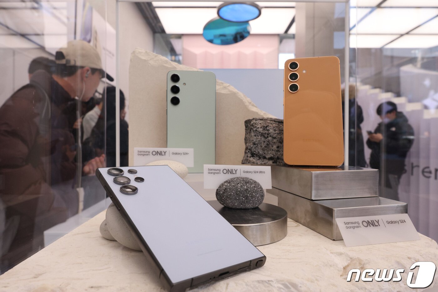 본문 이미지 - 삼성전자 갤럭시S24 시리즈가 공개된 18일 서울 서초구 삼성 강남에서 시민들이 갤럭시S24 시리즈를 살펴보고 있다. 2024.1.18 ⓒ 뉴스1 신웅수 기자