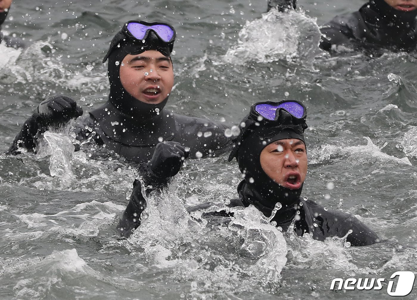 18일 경남 창원시 진해 군항에서 해군 심해잠수사&#40;SSU&#41;들이 차가운 겨울 바다로 뛰어들며 혹한기 훈련을 하고 있다. 2024.1.18/뉴스1 ⓒ News1 윤일지 기자