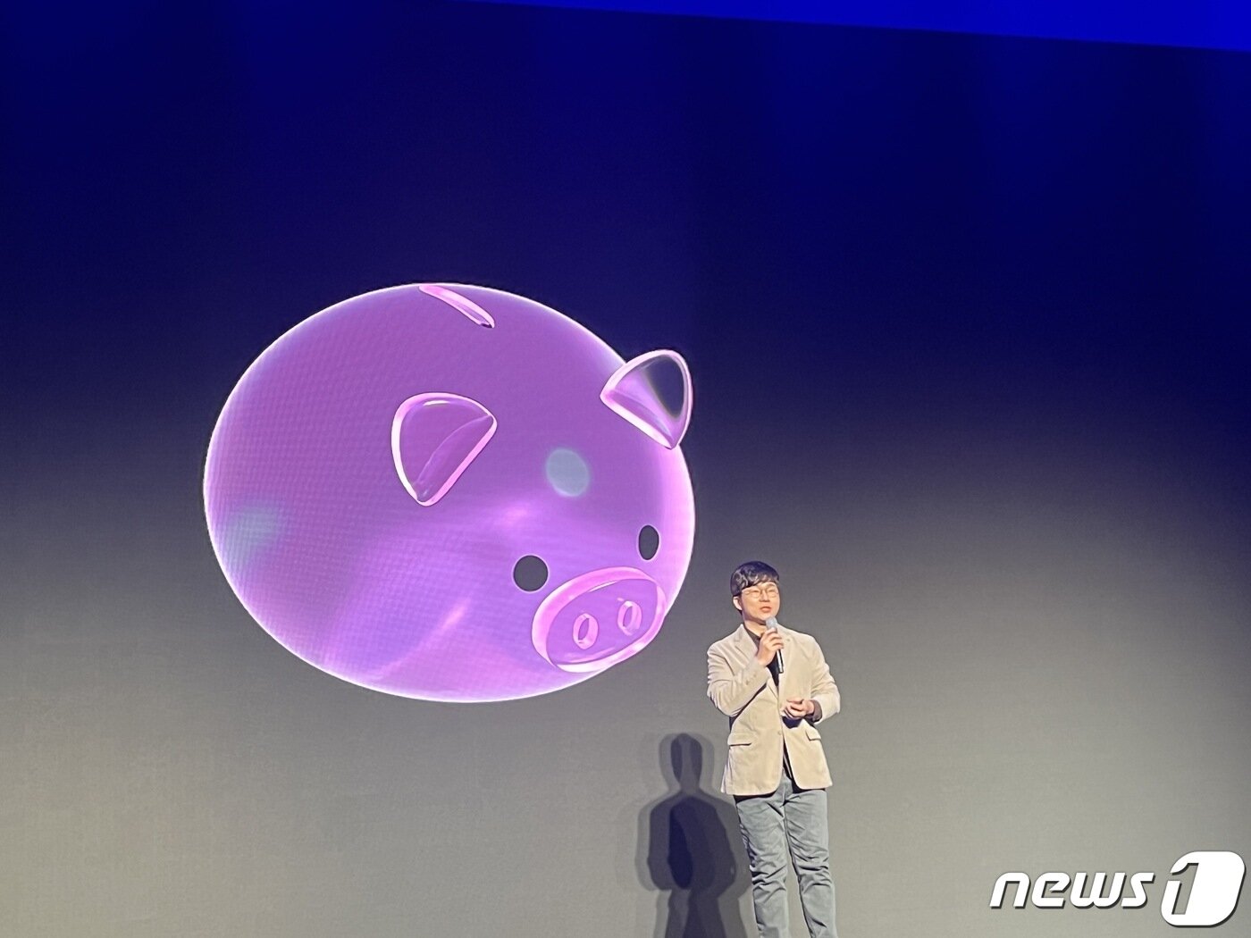 본문 이미지 - 경제 유튜버 '슈카'가 토스뱅크 외환서비스 출시 간담회에 참석해 환테크 장점에 대해 설명하고 있다. / 뉴스1 ⓒ News1 신민경 기자