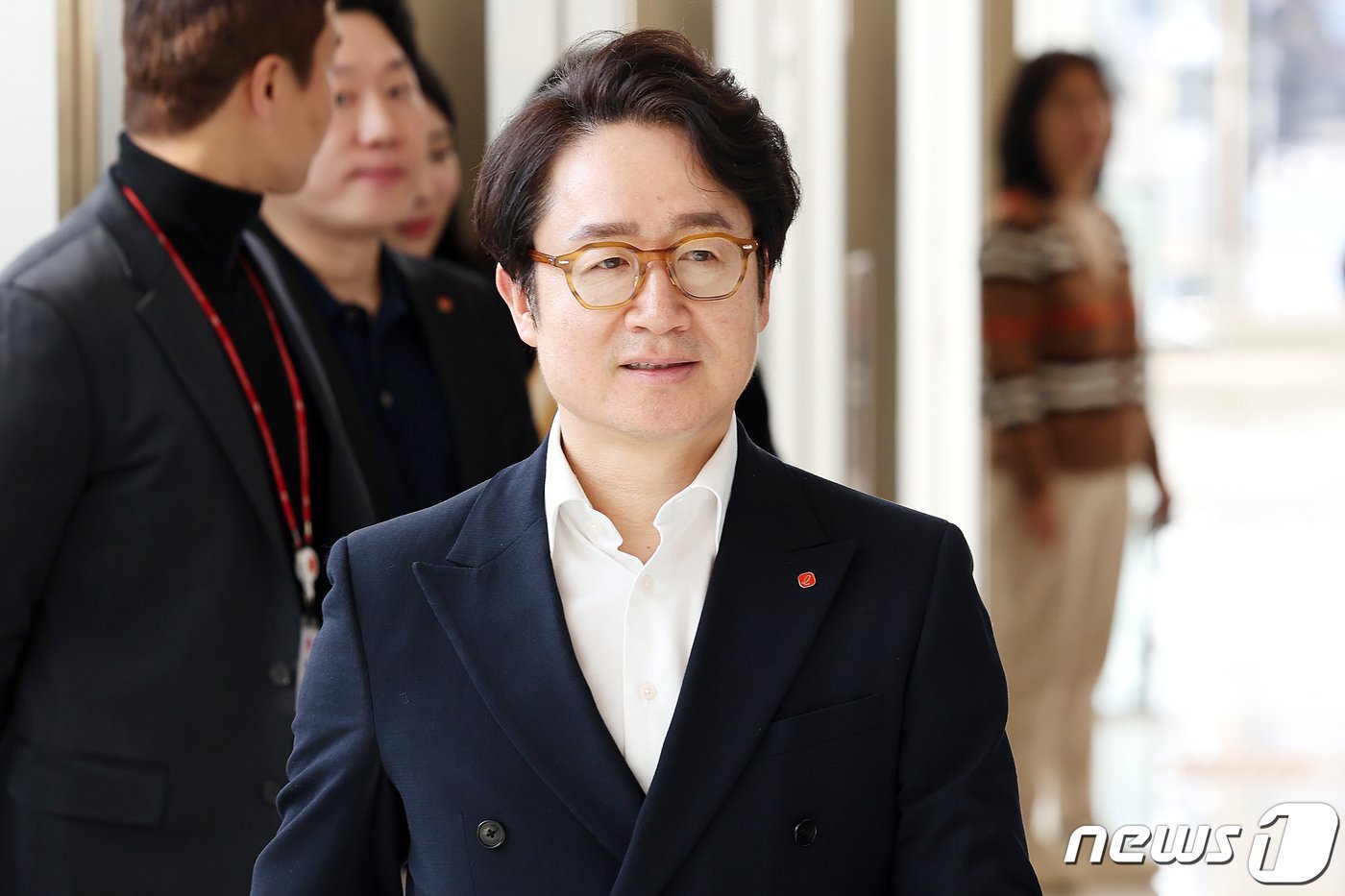 본문 이미지 - 김주남 롯데면세점 대표이사가 18일 오후 서울 송파구 롯데월드타워에서 열린 ' 2024 상반기 롯데 VCM(Value Creation Meeting, 사장단회의)에 참석하고 있다. 2024.1.18/뉴스1 ⓒ News1 민경석 기자