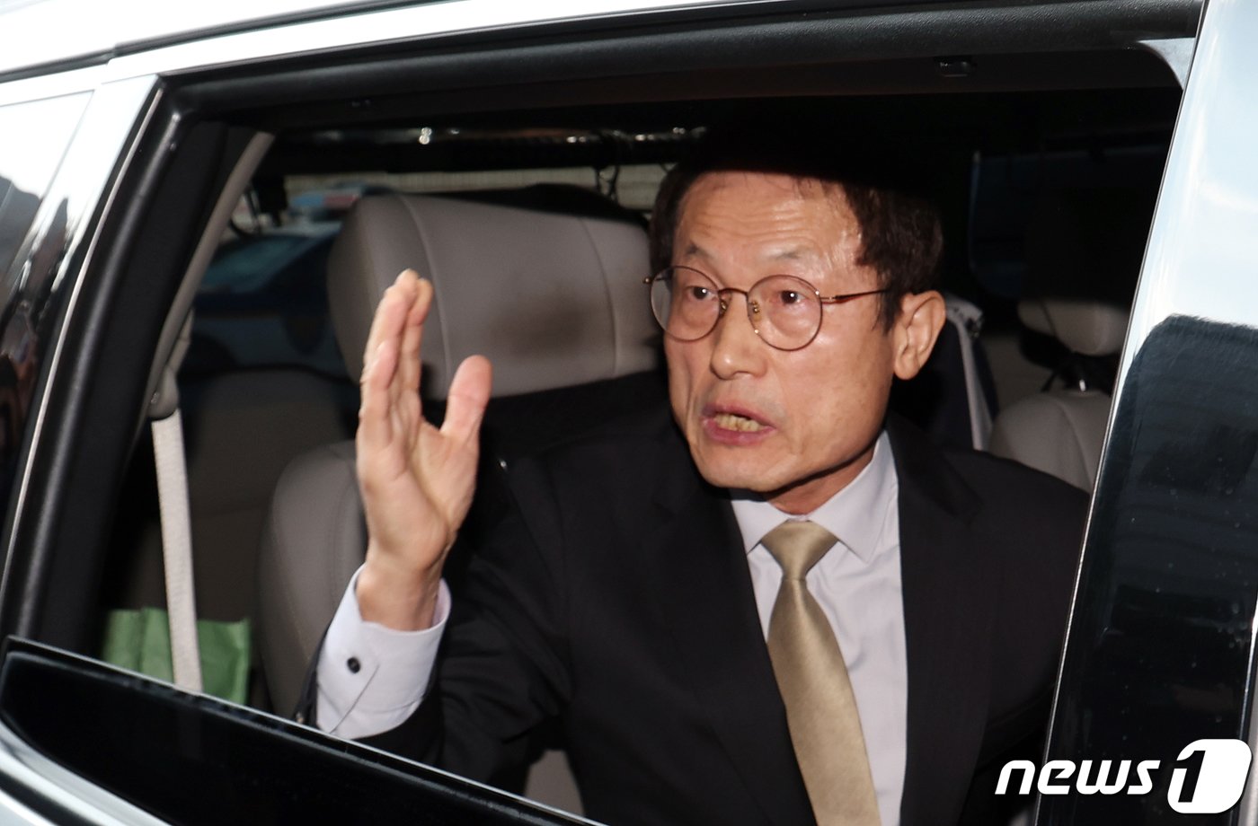 본문 이미지 - 조희연 서울교육감이 18일 오후 서울 서초구 고등법원에서 열린 &#39;해직교사 부당채용&#39; 혐의 2심 선고를 마친 후 차량에 탑승해 지지자들과 인사하고 있다. . 2024.1.18/뉴스1 ⓒ News1 김명섭 기자