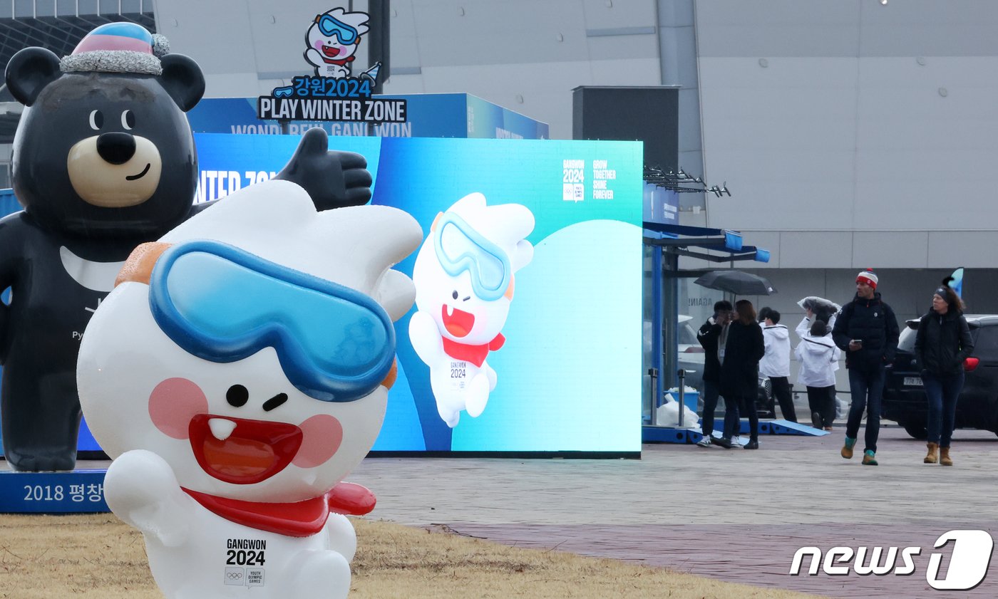 본문 이미지 - 2024 강원 동계청소년올림픽 개막을 하루 앞둔 18일 오후 강원 강릉올림픽파크에 대회 공식 마스코트 '뭉초'가 설치돼 있다. /뉴스1 DB ⓒ News1 김진환 기자