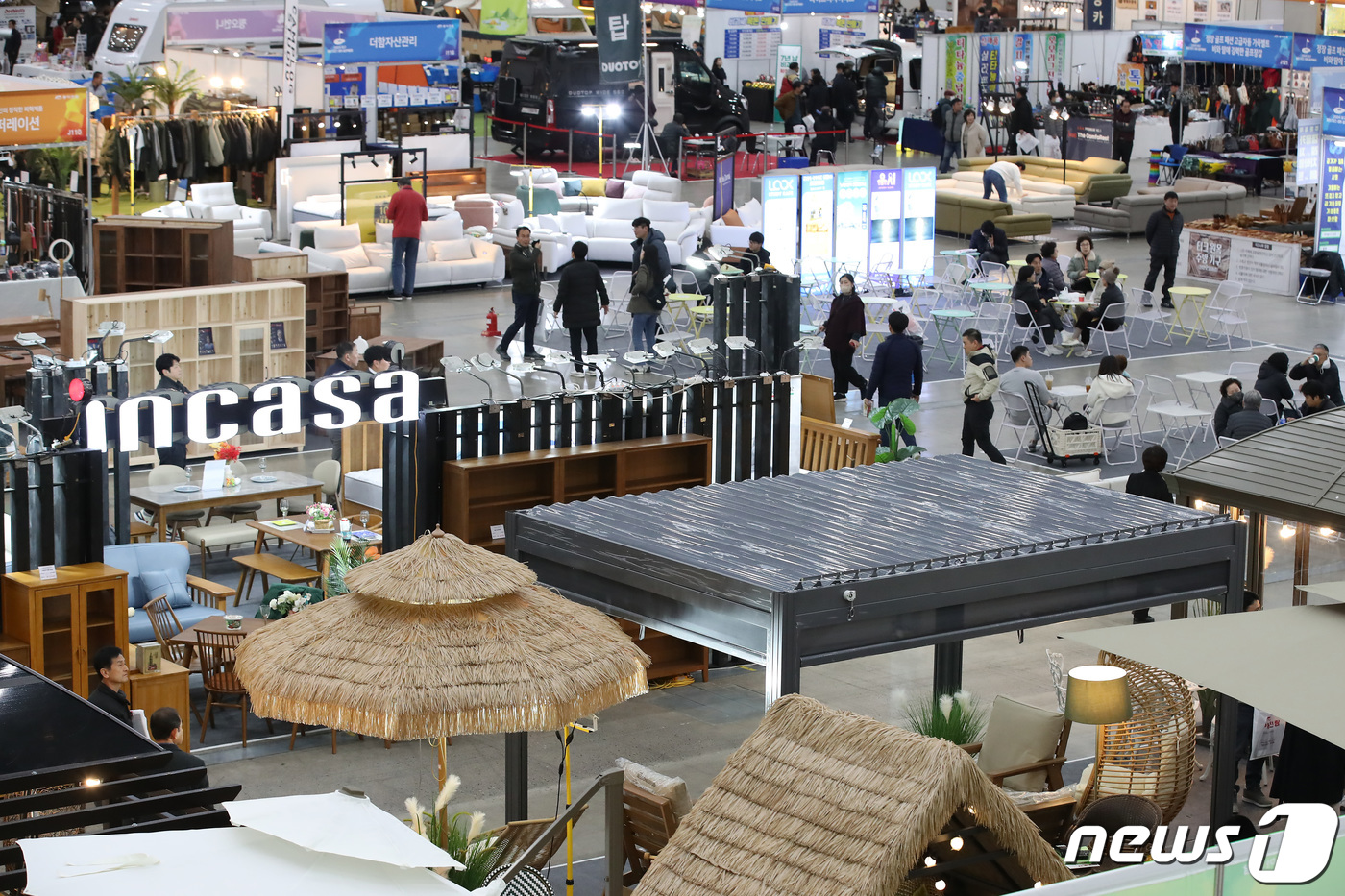 (대구=뉴스1) 공정식 기자 = 18일 대구 북구 엑스코 동관에서 개막한 '2024 대구 동아 건축박람회'를 찾은 관람객이 전시 부스를 살펴보고 있다.동아전람 주최로 21일까지 열 …