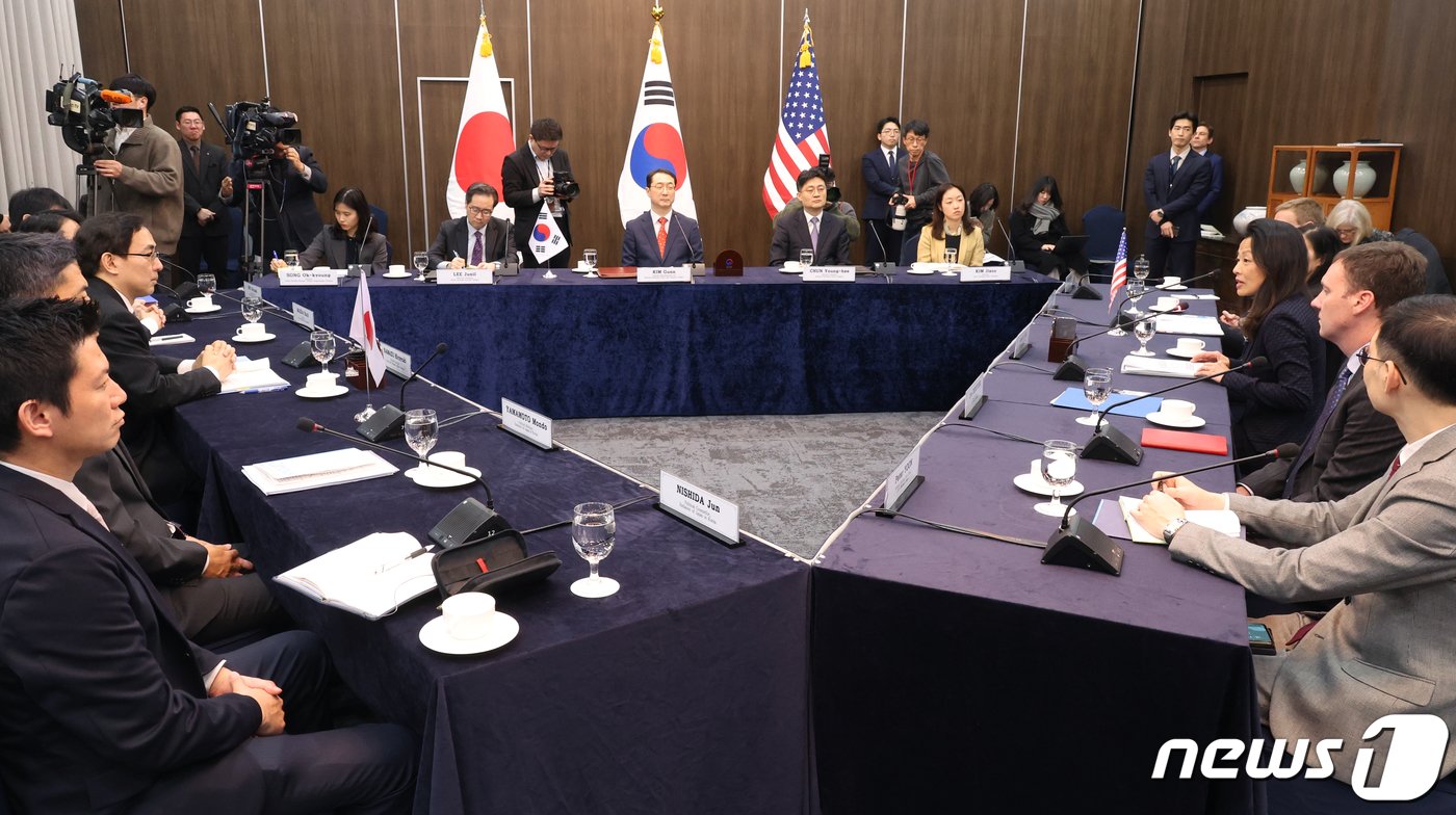 본문 이미지 - 김건 외교부 한반도평화교섭본부장과 정박 미국 국무부 대북고위관리, 나마즈 히로유키 일본 외무성 아시아대양주국장이 18일 서울 종로구 외교부 청사에서 한미일 북핵수석대표협의를 하고 있다. (공동취재) 2024.1.18/뉴스1 ⓒ News1 허경 기자