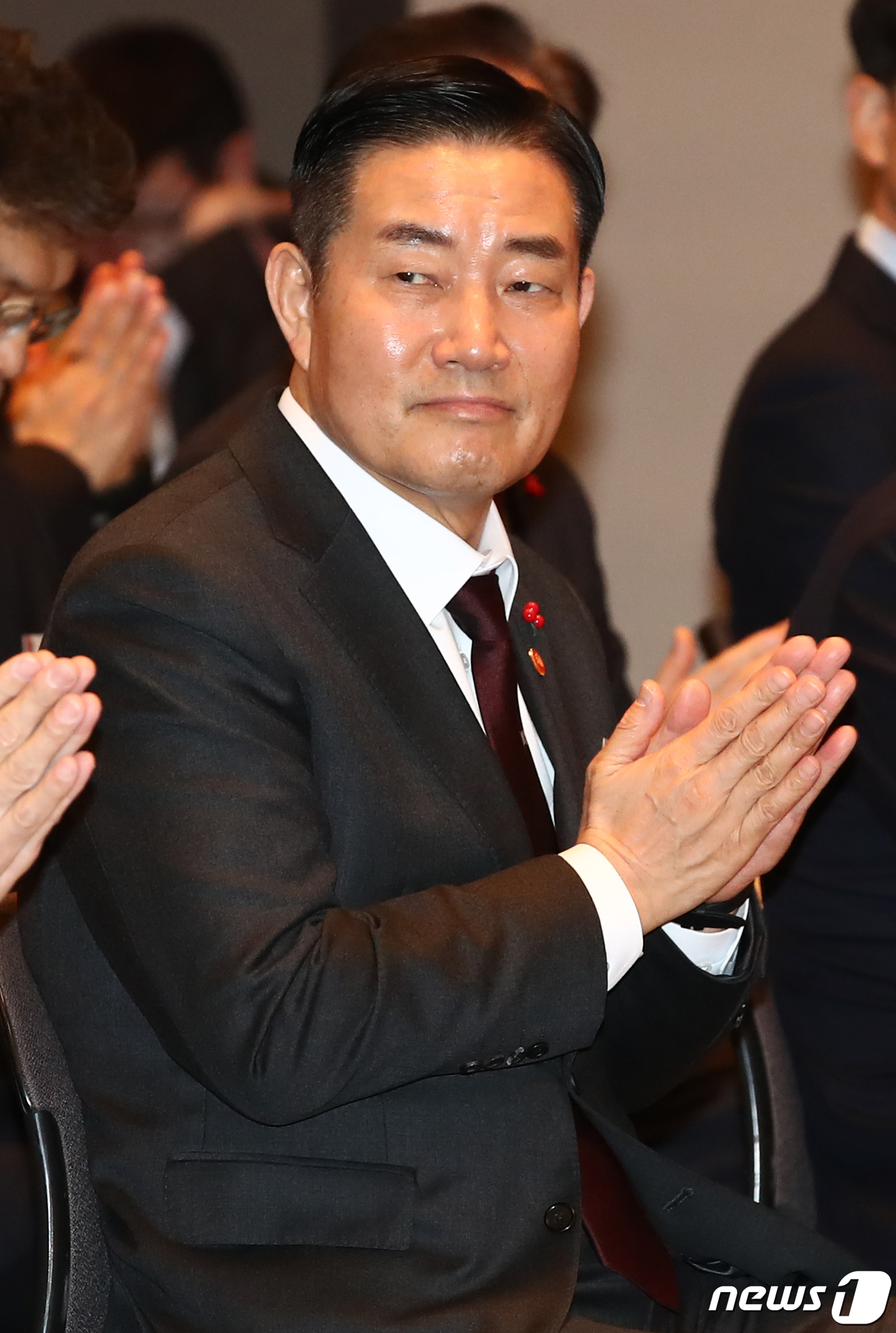 (서울=뉴스1) 이광호 기자 = 신원식 국방부장관이 18일 오후 서울 중구 한국프레스센터에서 열린 제12회 영예로운 제복상 시상식에 참석해 손뼉치고 있다. 2024.1.18/뉴스1 …