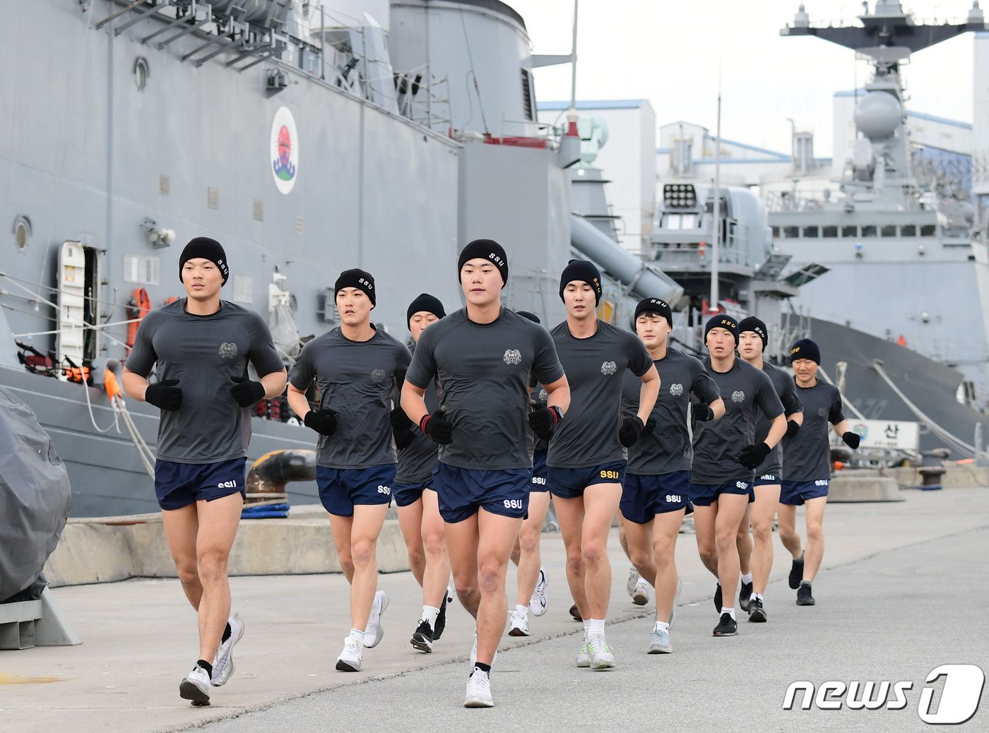 본문 이미지 - 해군 1함대사령부 6구조작전중대 심해잠수사 혹한기 내한훈련.(해군1함대 제공) 2024.1.18/뉴스1