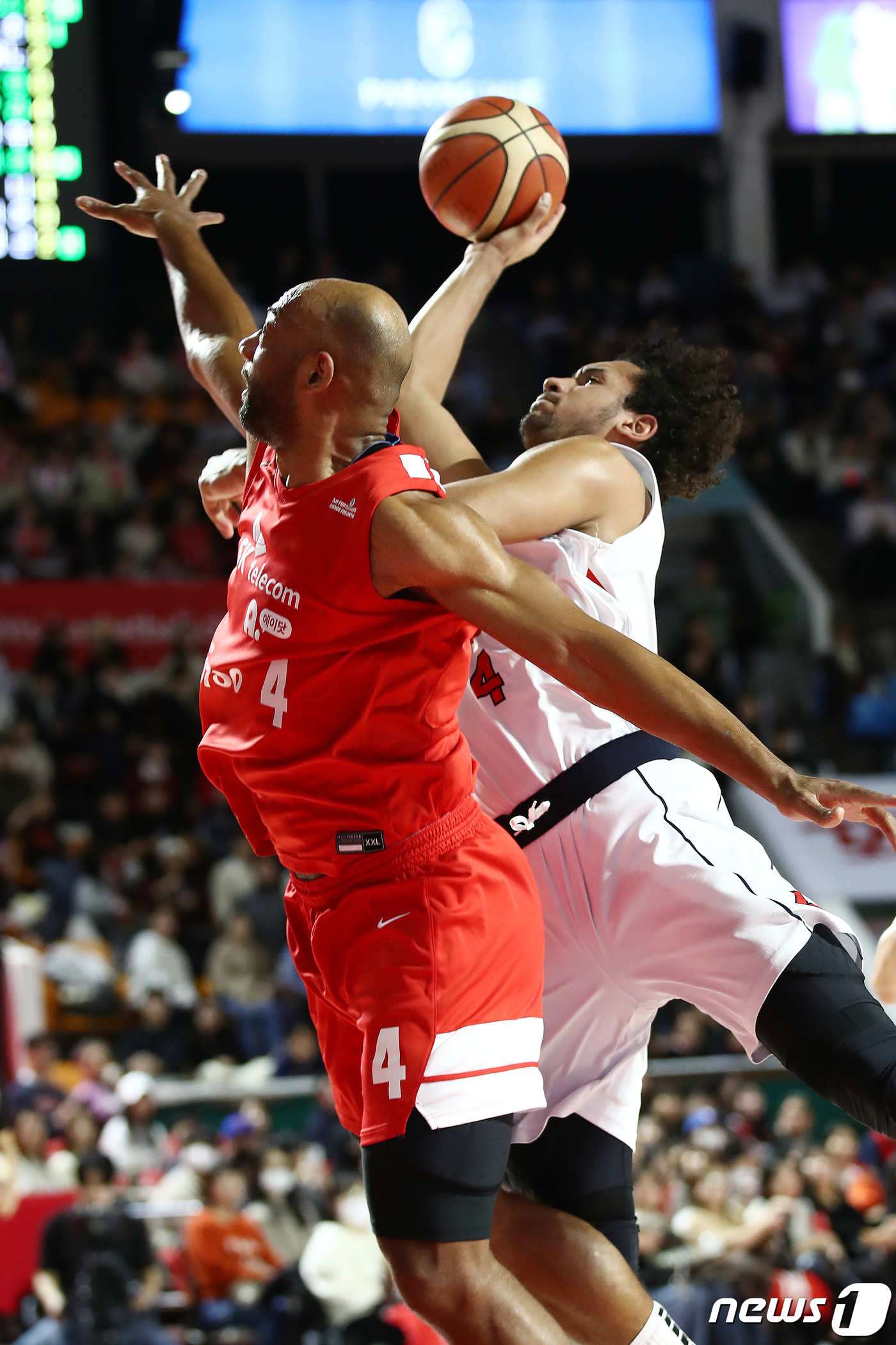 (서울=뉴스1) 이광호 기자 = 18일 서울 송파구 잠실학생체육관에서 열린 2023-2024 정관장 프로농구 서울 SK나이츠와 울산 현대모비스 피버스의 경기에서 현대모비스 케배 알 …