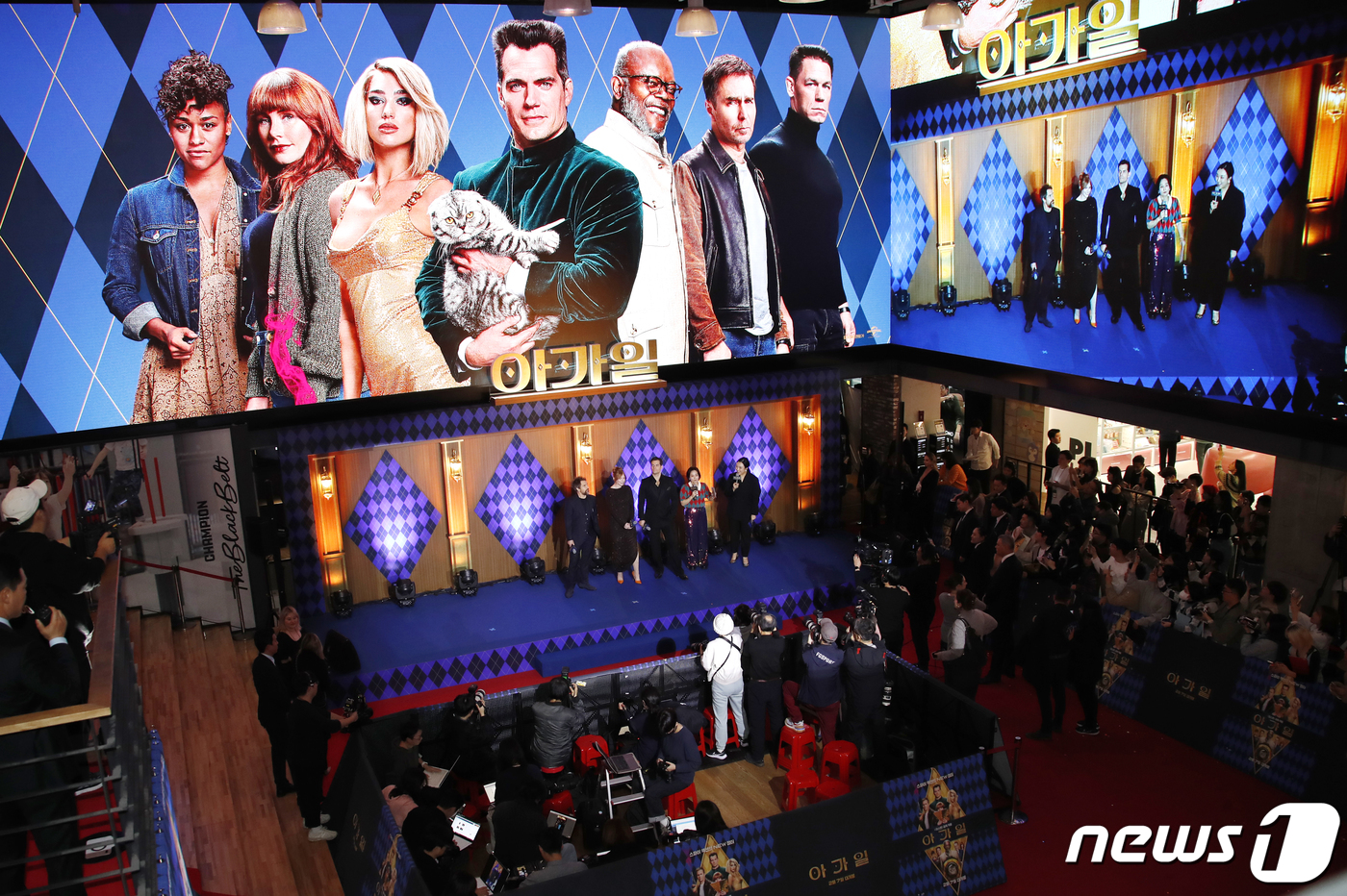 (서울=뉴스1) 권현진 기자 = 배우 헨리 카빌과 브라이스 달라스 하워드, 샘 록웰이 18일 오후 서울 강남구 코엑스 메가박스에서 열린 영화 '아가일' 내한 레드카펫 행사에서 팬과 …