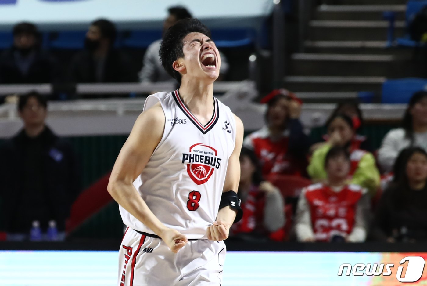 본문 이미지 - 18일 서울 송파구 잠실학생체육관에서 열린 2023-2024 정관장 프로농구 서울 SK나이츠와 울산 현대모비스 피버스의 경기에서 현대모비스 박무빈이 득점한 뒤 포효하고 있다. 2024.1.18/뉴스1 ⓒ News1 이광호 기자