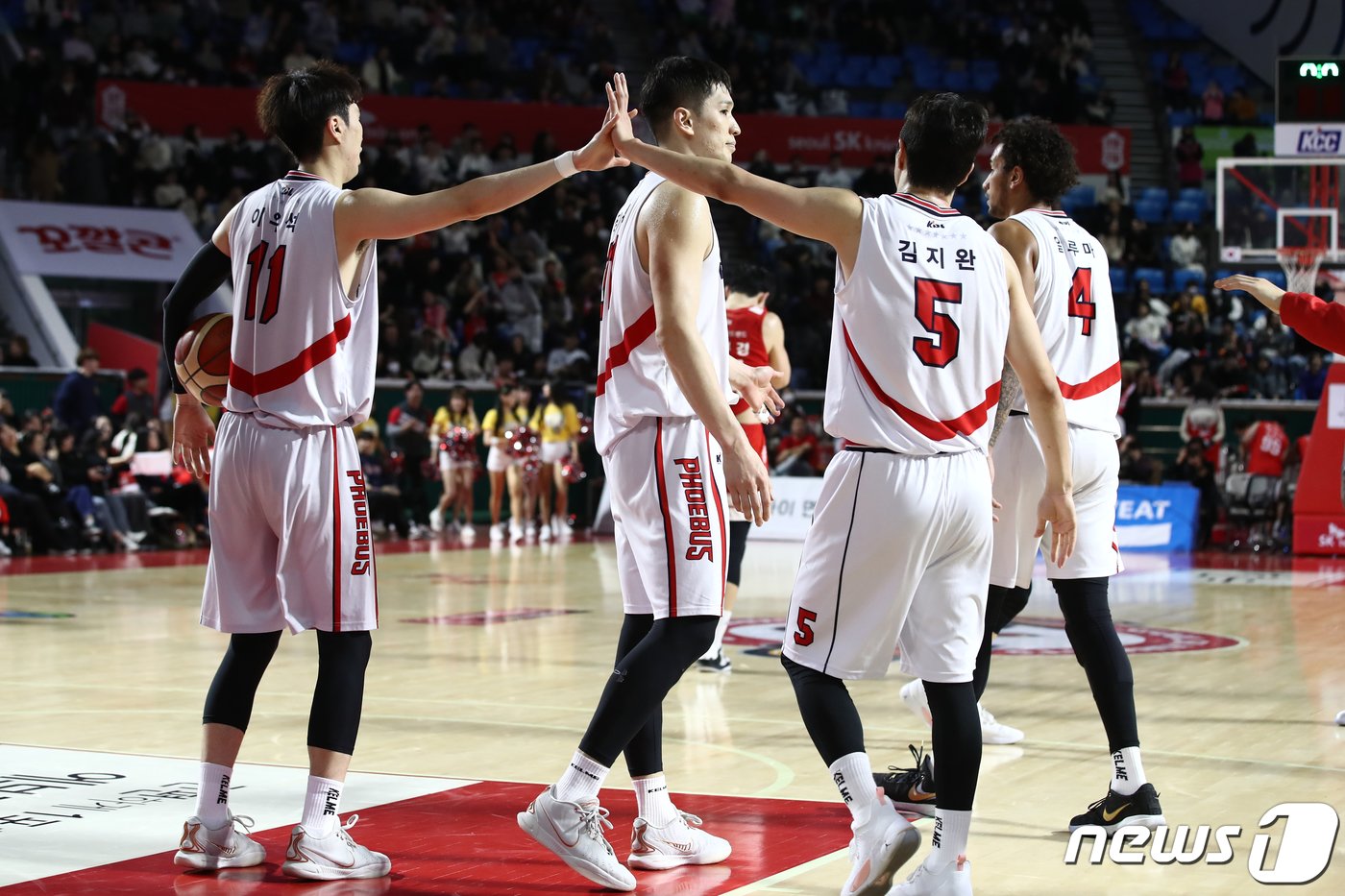 본문 이미지 - 18일 서울 송파구 잠실학생체육관에서 열린 2023-2024 정관장 프로농구 서울 SK나이츠와 울산 현대모비스 피버스의 경기에서 97대 94로 승리한 현대모비스 선수들이 기쁨을 나누고 있다. 2024.1.18/뉴스1 ⓒ News1 이광호 기자