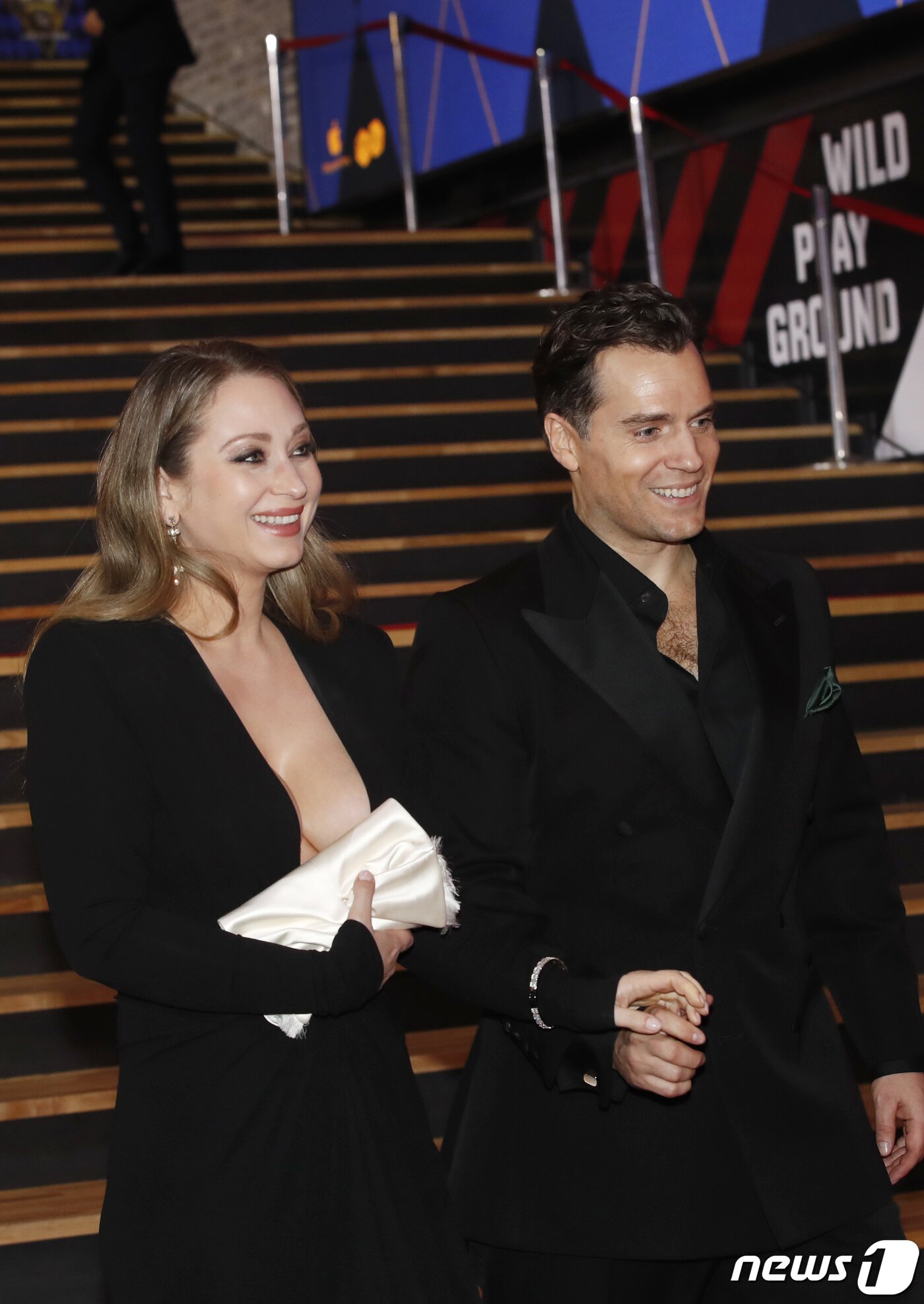 본문 이미지 - 배우 헨리 카빌이 18일 오후 서울 강남구 코엑스 메가박스에서 열린 영화 '아가일' 내한 레드카펫 행사에서 연인 나탈리 비스쿠소의 손을 꼭 잡고 입장하고 있다. ⓒ News1 권현진 기자