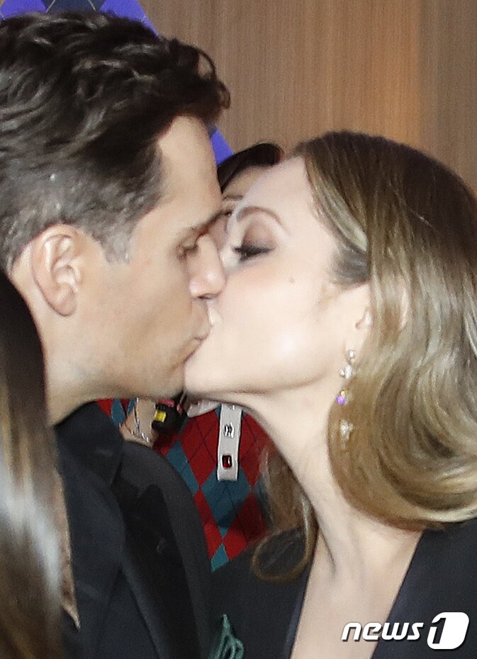 본문 이미지 - 배우 헨리 카빌이 18일 오후 서울 강남구 코엑스 메가박스에서 열린 영화 '아가일' 내한 레드카펫 행사에서 연인 나탈리 비스쿠소와 키스를 하고 있다. ⓒ News1 권현진 기자