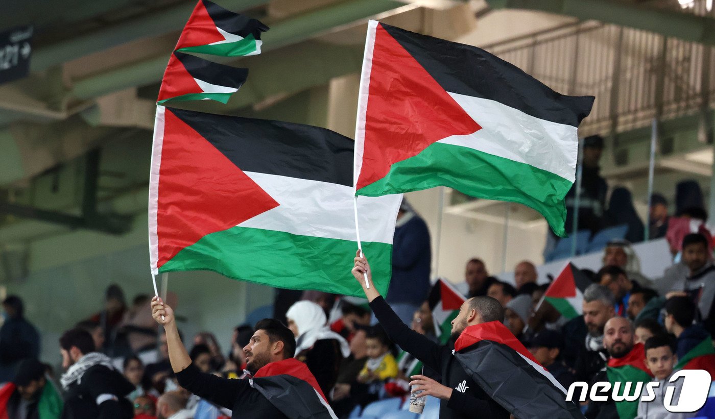 본문 이미지 - 팔레스타인 축구팬들 2024.1.19/뉴스1 ⓒ News1 김성진 기자