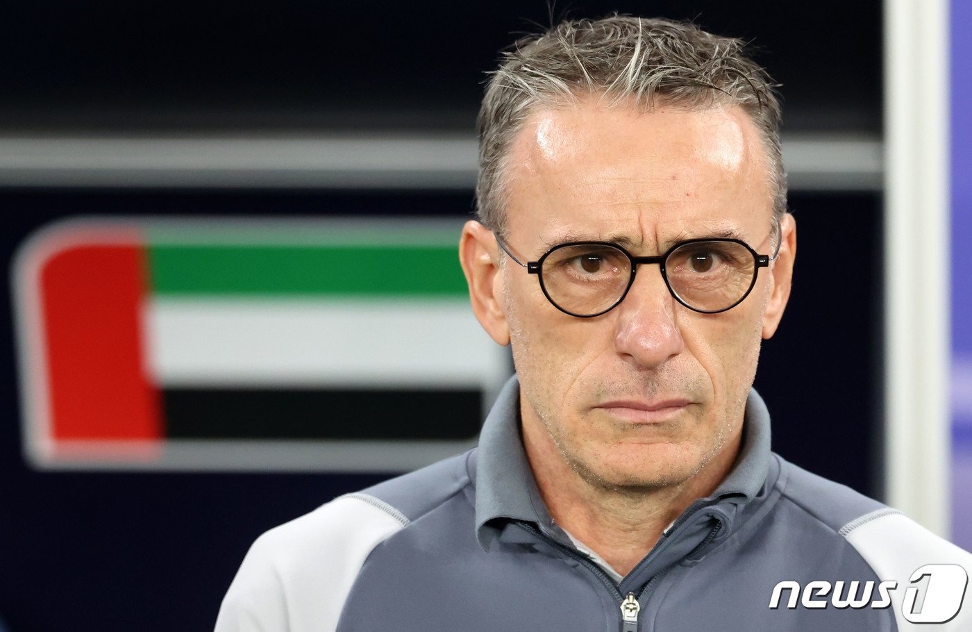 본문 이미지 - 아랍에미리트 파울루 벤투 감독이 18일&#40;현지시간&#41; 카타르 알와크라 알자누브 스타디움에서 열린 2023 아시아축구연맹&#40;AFC&#41; 카타르 아시안컵 조별리그 C조 팔레스타인과 아랍에미리트와의 경기에서 그라운드를 바라보고 있다. 2024.1.19/뉴스1 ⓒ News1 김성진 기자