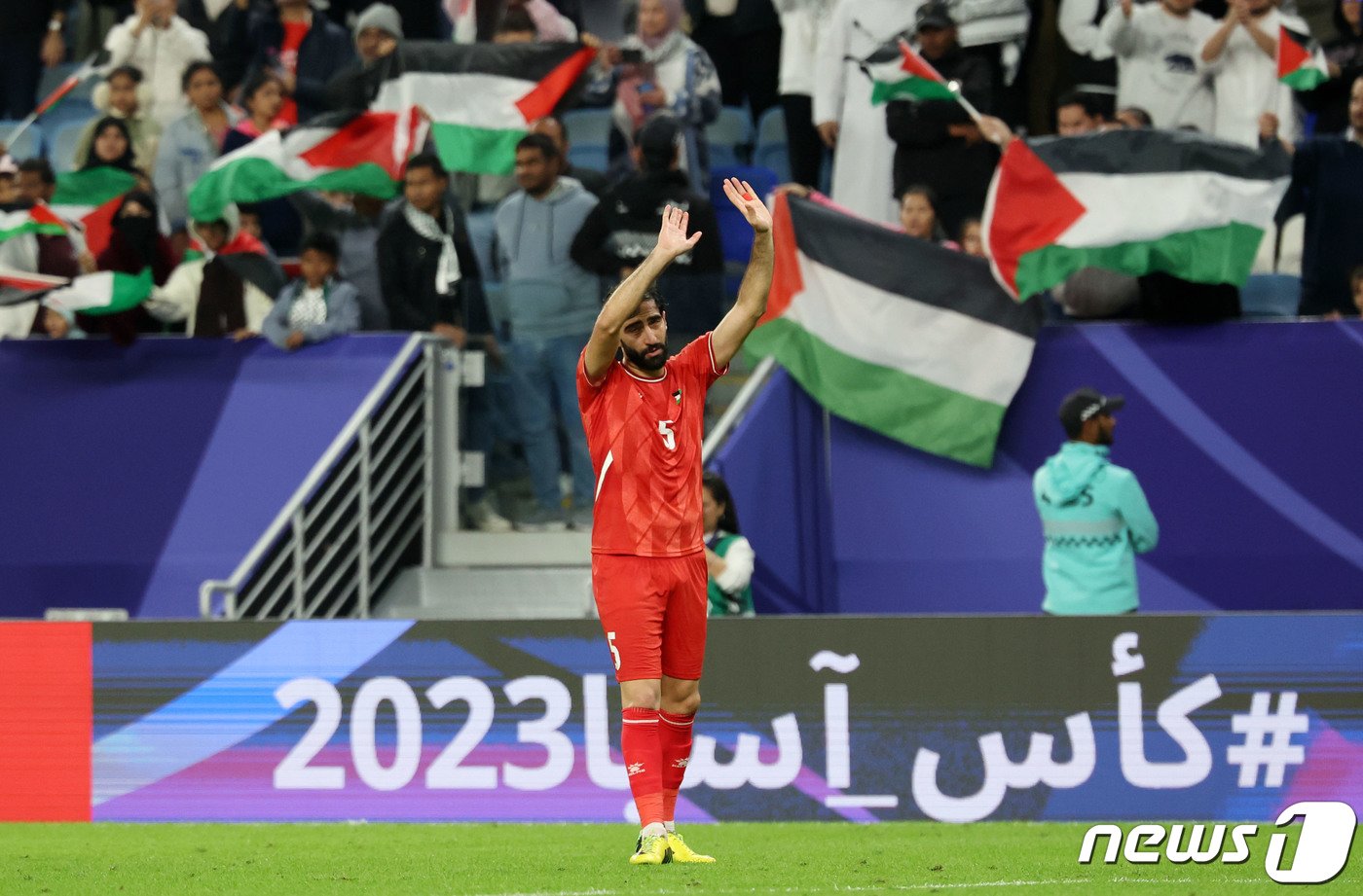 본문 이미지 - 팔레스타인 팬과 팔레스타인 축구 대표팀 2024.1.19/뉴스1 ⓒ News1 김성진 기자