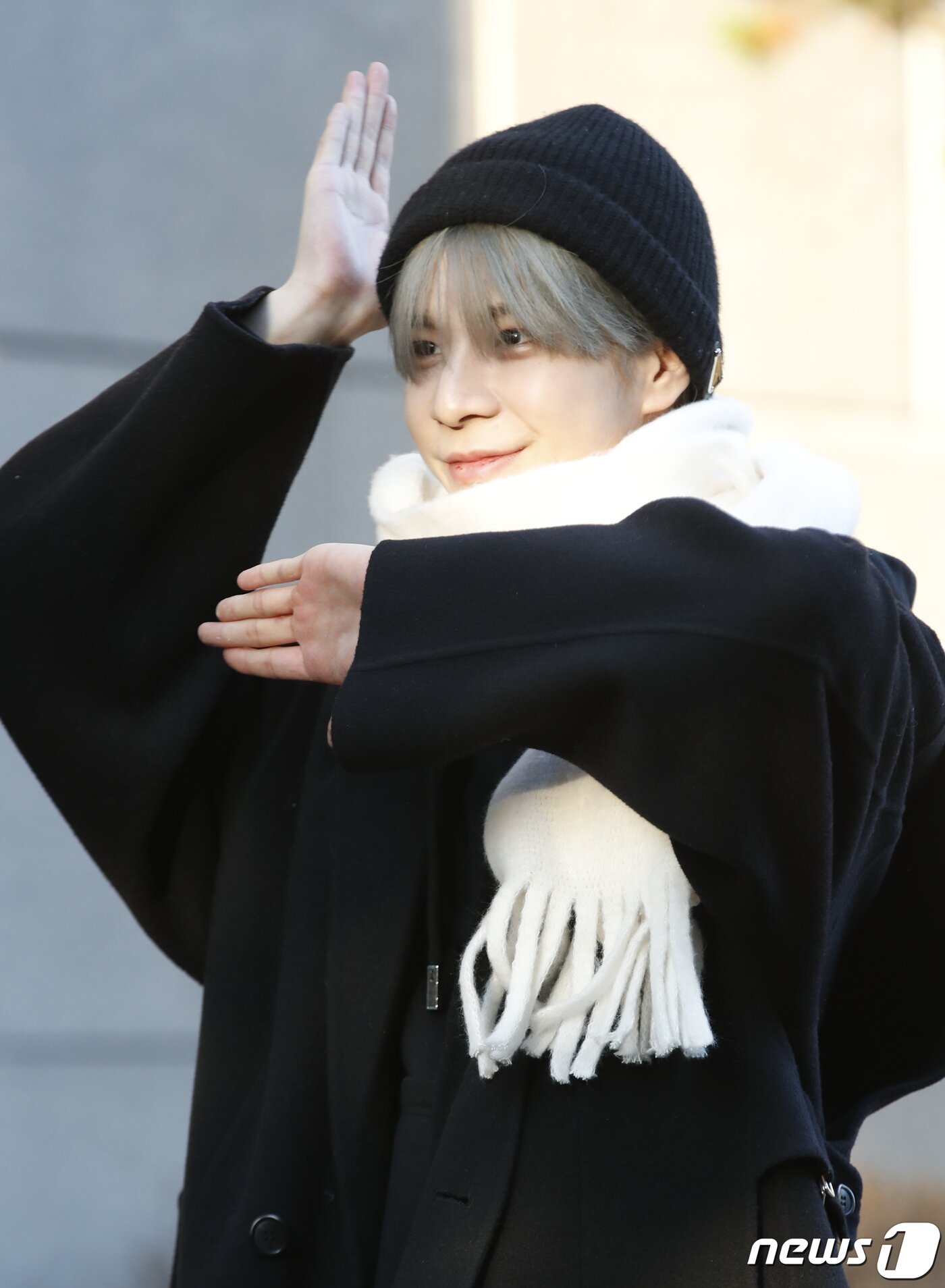 본문 이미지 - 가수 JD1(정동원)이 음악방송 '뮤직뱅크'(뮤뱅)를 위해 19일 오전 서울 영등포구 KBS 신관 공개홀에 도착해 포인트 안무를 선보이고 있다. ⓒ News1 권현진 기자