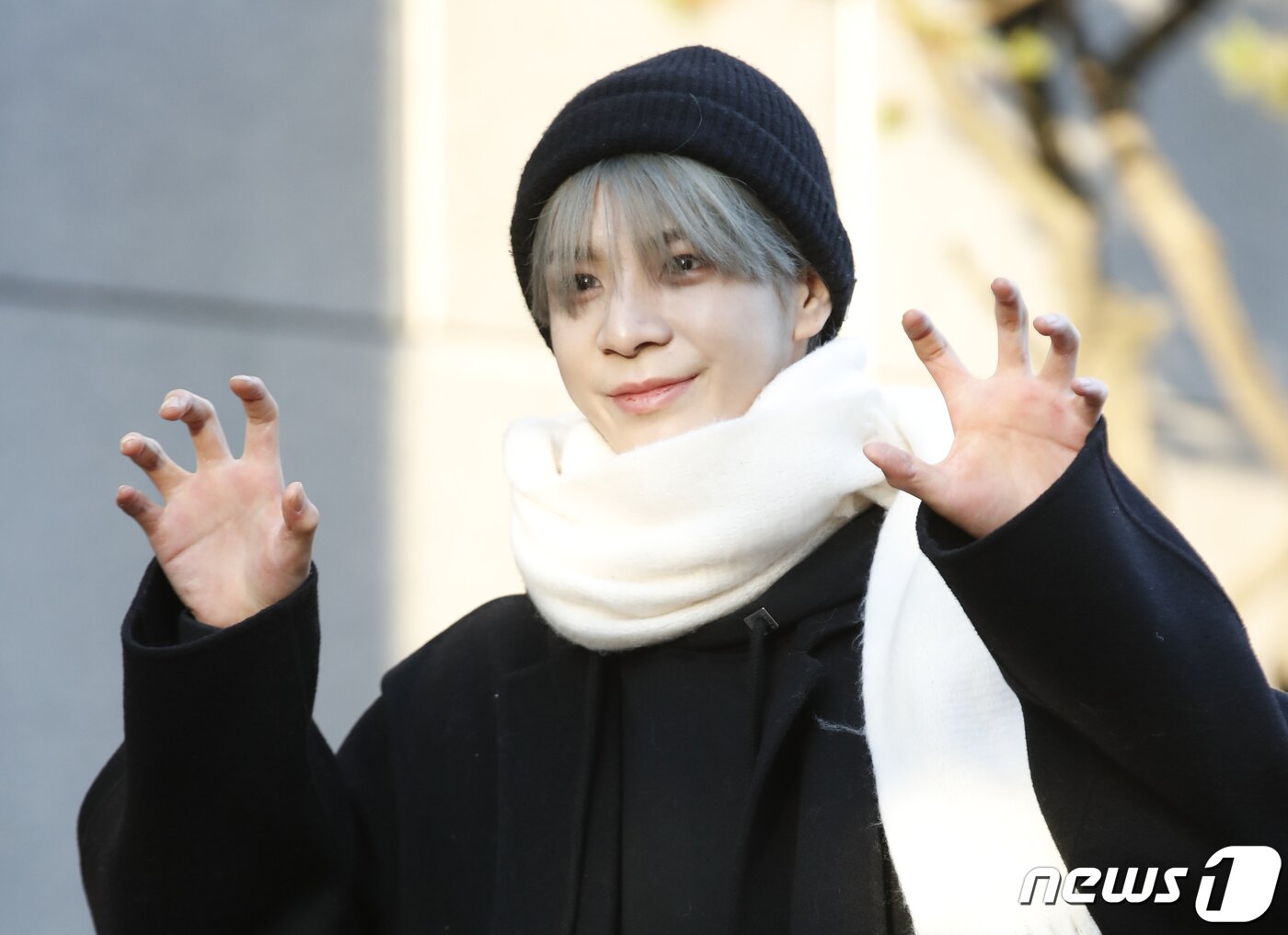 본문 이미지 - 가수 JD1(정동원)이 음악방송 '뮤직뱅크'(뮤뱅)를 위해 19일 오전 서울 영등포구 KBS 신관 공개홀에 도착해 인사를 하고 있다. ⓒ News1 권현진 기자