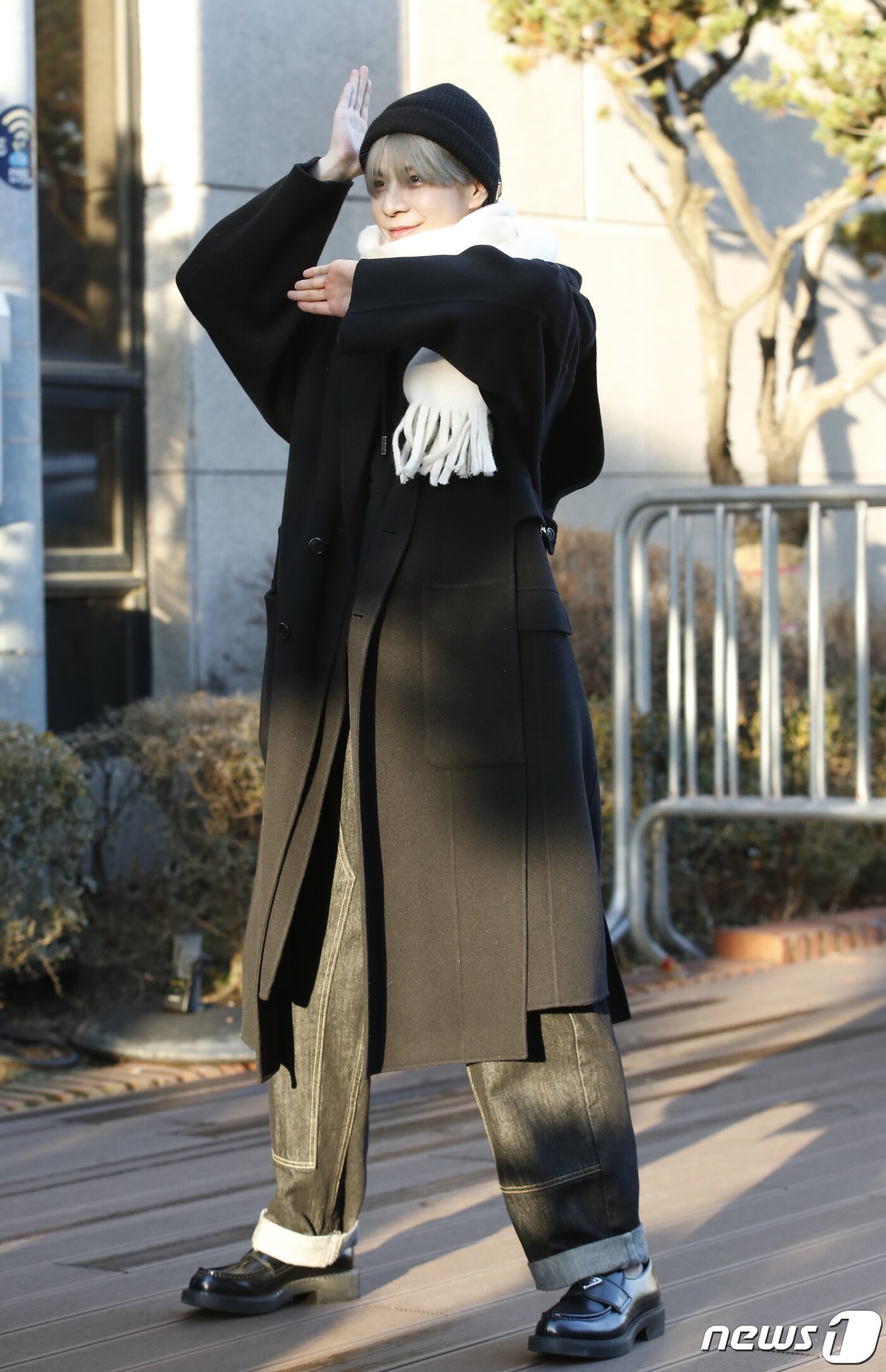 본문 이미지 - 가수 JD1(정동원)이 음악방송 '뮤직뱅크'(뮤뱅)를 위해 19일 오전 서울 영등포구 KBS 신관 공개홀에 도착해 신곡 안무를 선보이고 있다. ⓒ News1 권현진 기자