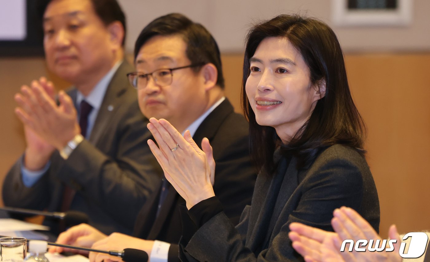 본문 이미지 - 정신아 카카오 대표 내정자 19일 오전 서울 영등포구 전경련플라자에서 열린 제5차 인공지능 최고위 전략대화에서 참석해 손뼉을 치고 있다. 2024.1.19/뉴스1 ⓒ News1 김도우 기자