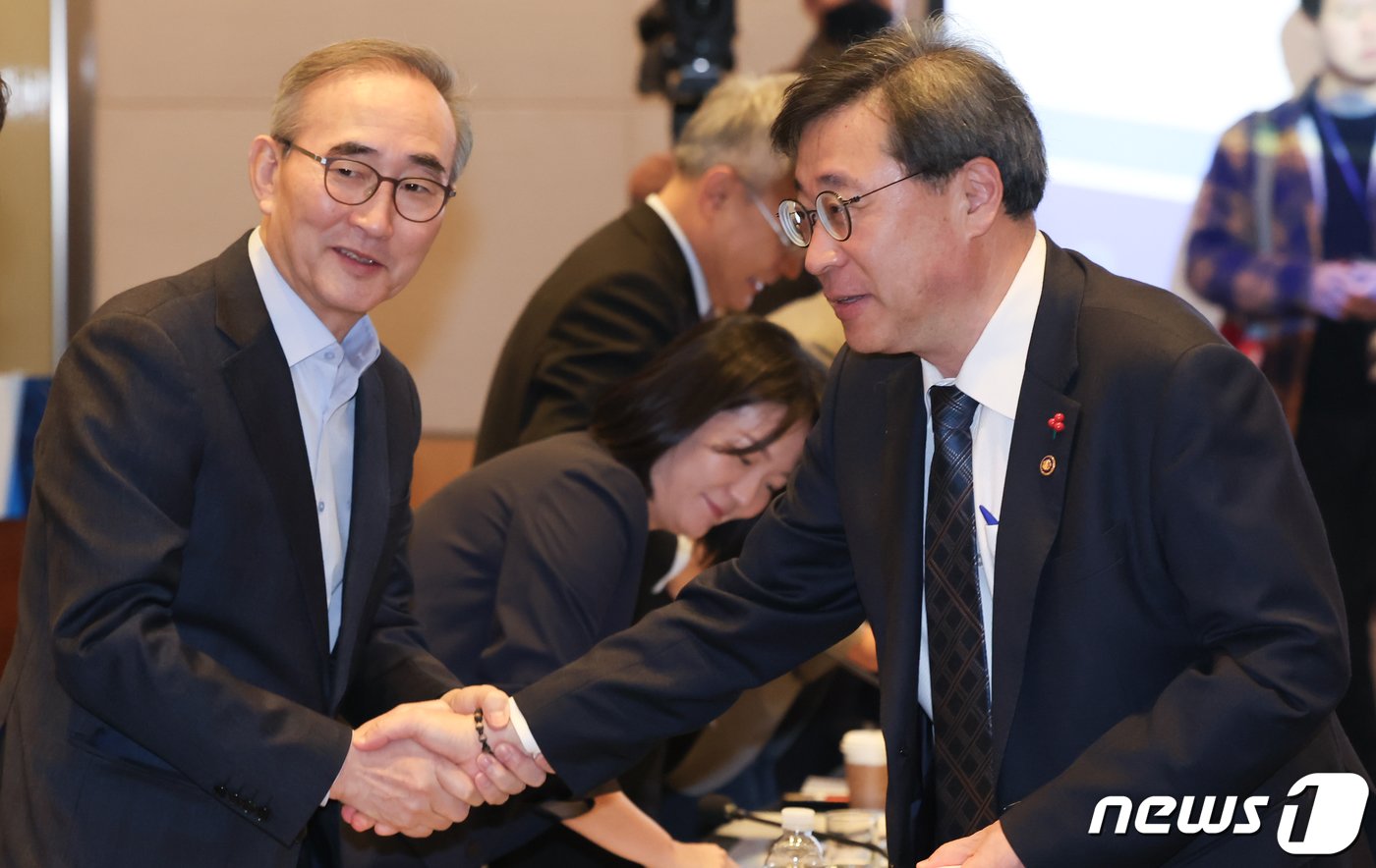 박윤규 과학기술정보통신기술부 2차관&#40;오른쪽&#41;과 김영섭 KT 대표가 19일 오전 서울 영등포구 전경련플라자에서 열린 제5차 인공지능 최고위 전략대화에 참석해 인사를 나누고 있다. 2024.1.19/뉴스1 ⓒ News1 김도우 기자