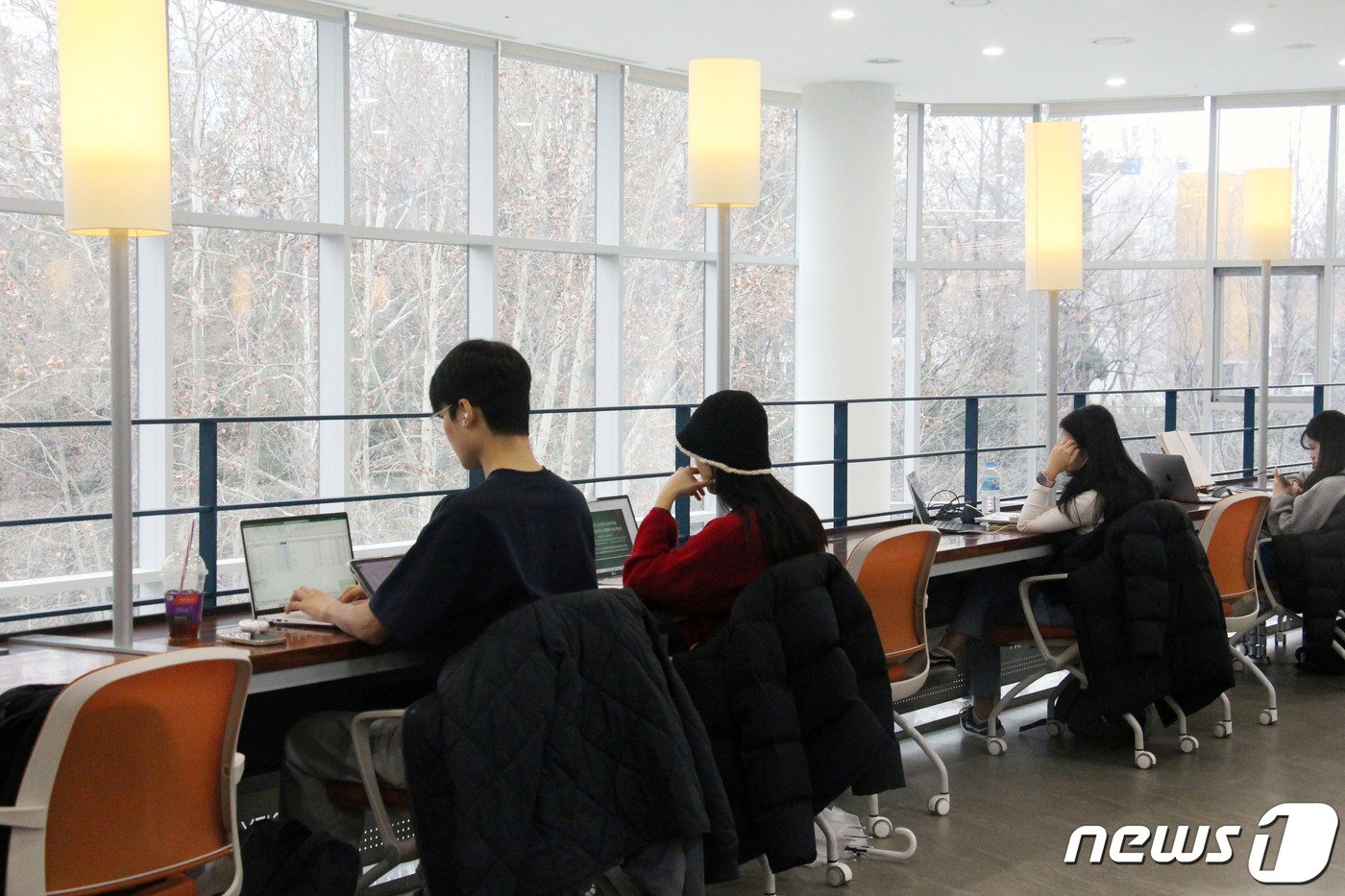 본문 이미지 - 2021년 개관한 1200석 규모의 광주 전남대학교 디지털도서관에서 학생들이 학업에 열중하고 있다. 2024.1.20/뉴스1 ⓒ News1 박지현 수습기자