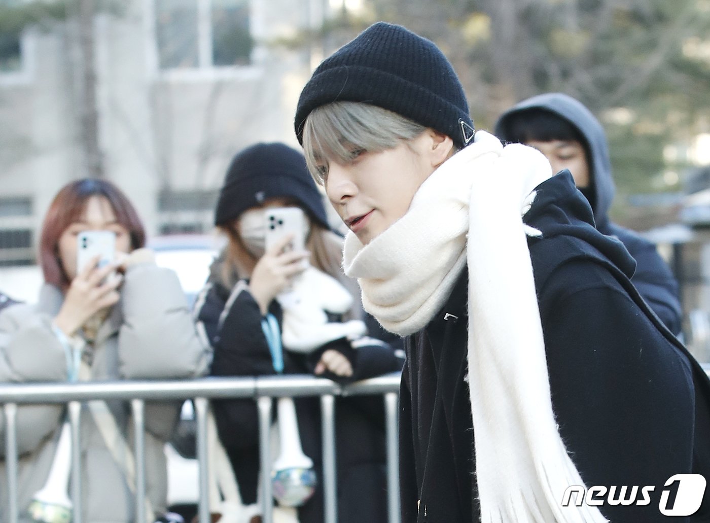 본문 이미지 - 가수 JD1(정동원)이 음악방송 '뮤직뱅크'(뮤뱅)를 위해 19일 오전 서울 영등포구 KBS 신관 공개홀에 도착해 인사를 하고 있다. 2024.1.19/뉴스1 ⓒ News1 권현진 기자