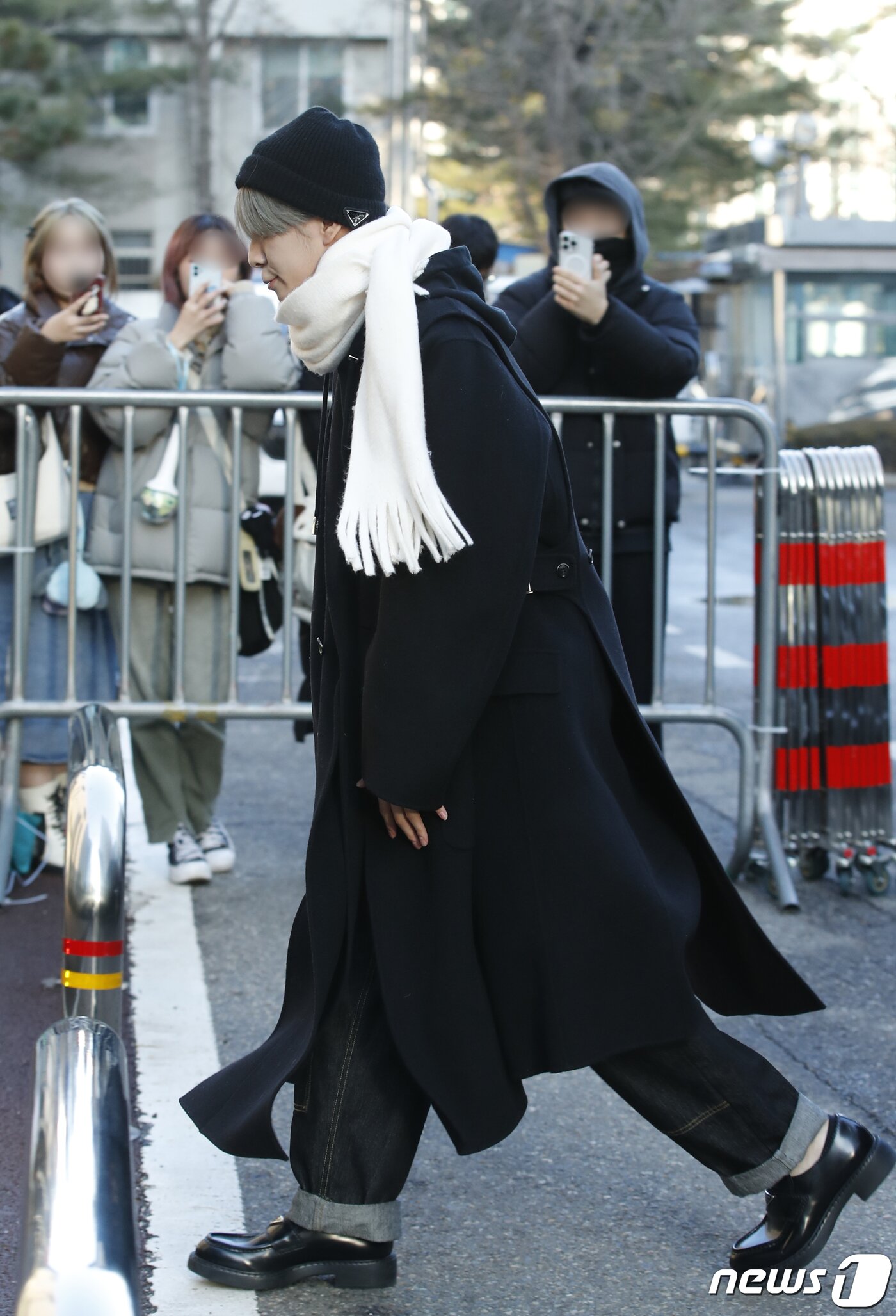 본문 이미지 - 가수 JD1(정동원)이 음악방송 '뮤직뱅크'(뮤뱅)를 위해 19일 오전 서울 영등포구 KBS 신관 공개홀에 도착해 이동을 하고 있다. ⓒ News1 권현진 기자