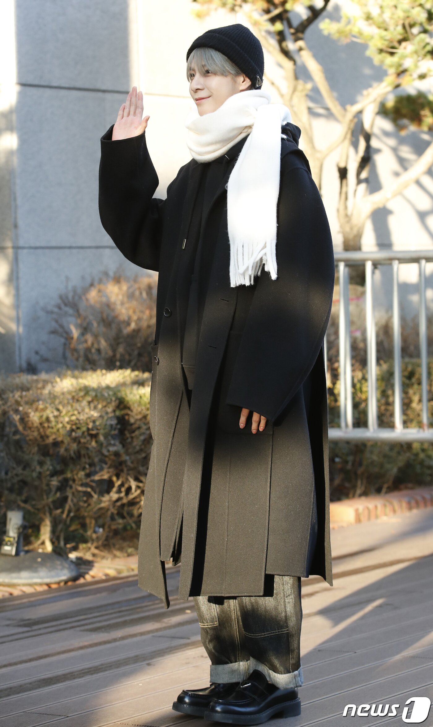 본문 이미지 - 가수 JD1(정동원)이 음악방송 '뮤직뱅크'(뮤뱅)를 위해 19일 오전 서울 영등포구 KBS 신관 공개홀에 도착해 인사를 하고 있다. 2024.1.19/뉴스1 ⓒ News1 권현진 기자