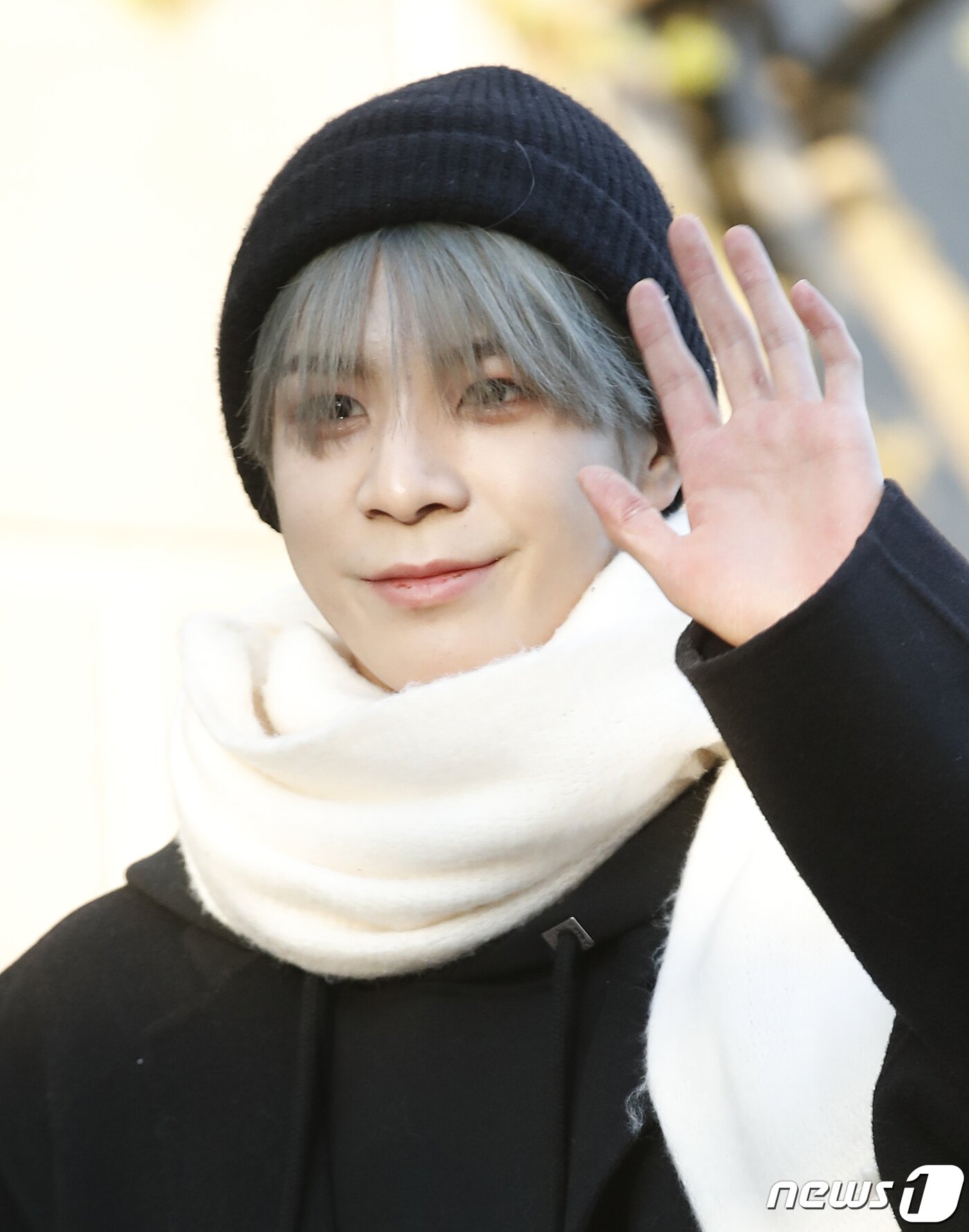 본문 이미지 - 가수 JD1(정동원)이 음악방송 '뮤직뱅크'(뮤뱅)를 위해 19일 오전 서울 영등포구 KBS 신관 공개홀에 도착해 달콤한 손 인사를 하고 있다. ⓒ News1 권현진 기자