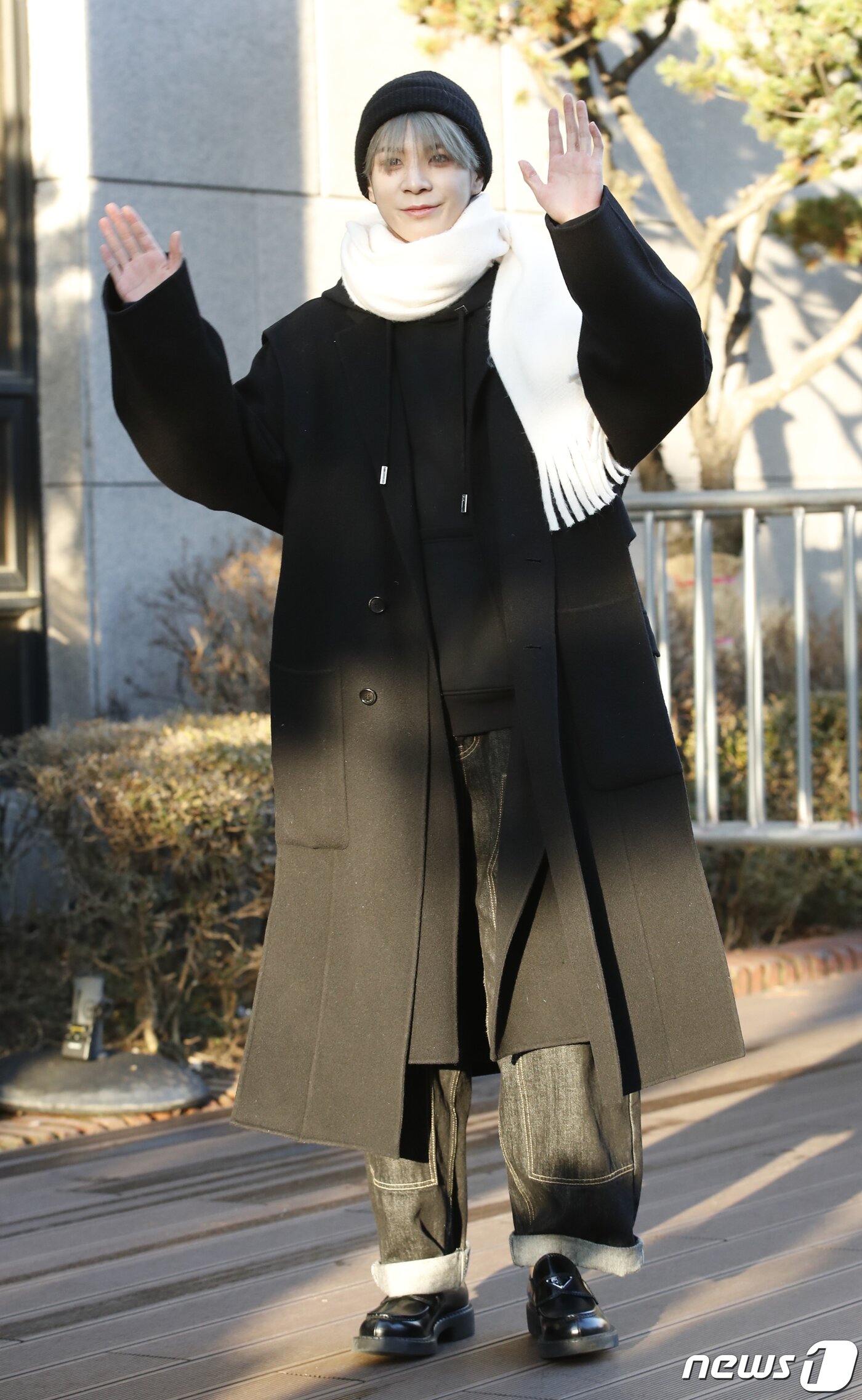 본문 이미지 - 가수 JD1(정동원)이 음악방송 '뮤직뱅크'(뮤뱅)를 위해 19일 오전 서울 영등포구 KBS 신관 공개홀에 도착해 손을 흔들고 있다.  ⓒ News1 권현진 기자