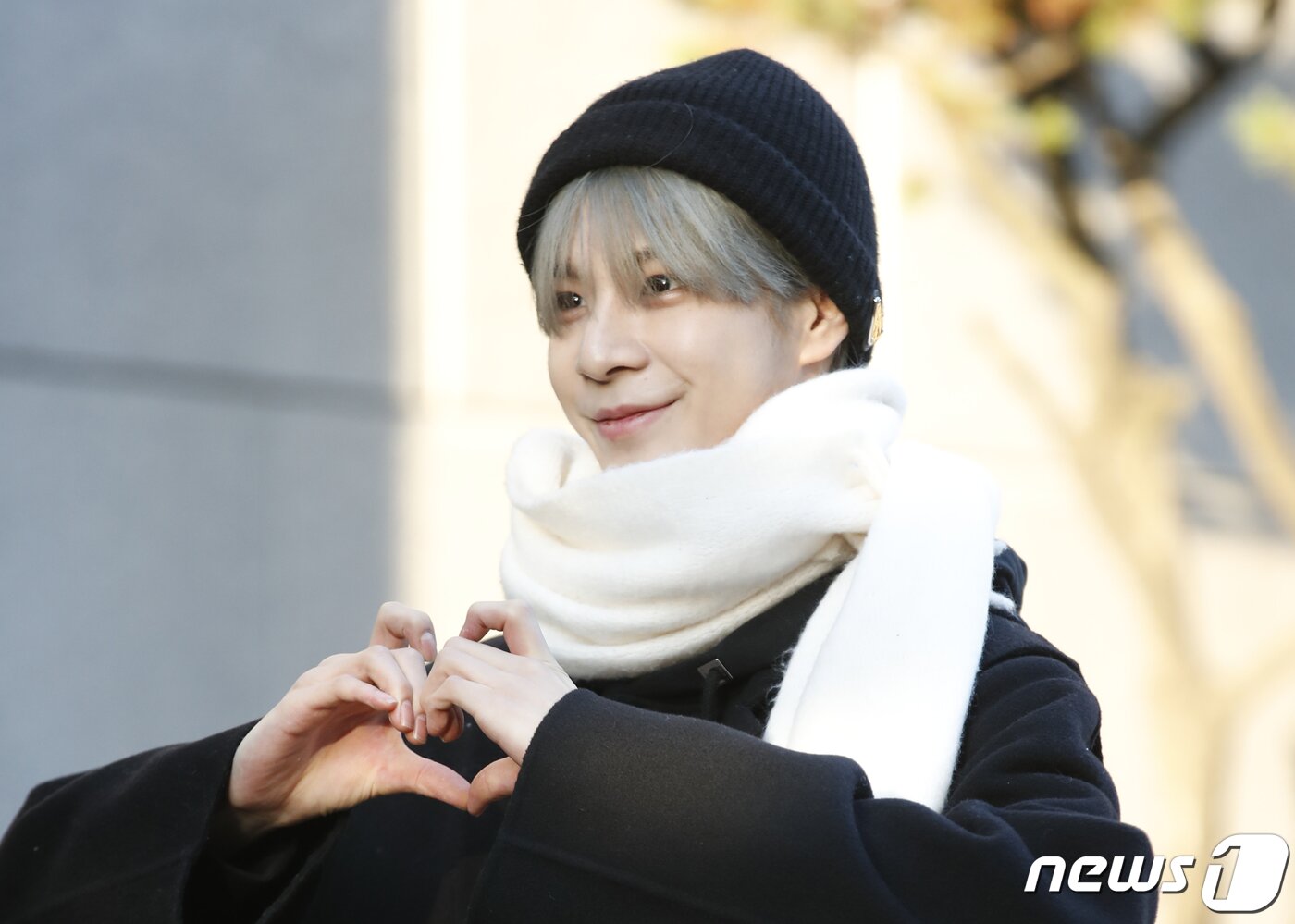 본문 이미지 - 가수 JD1(정동원)이 음악방송 '뮤직뱅크'(뮤뱅)를 위해 19일 오전 서울 영등포구 KBS 신관 공개홀에 도착해 사랑스러운 하트를 전하고 있다. ⓒ News1 권현진 기자