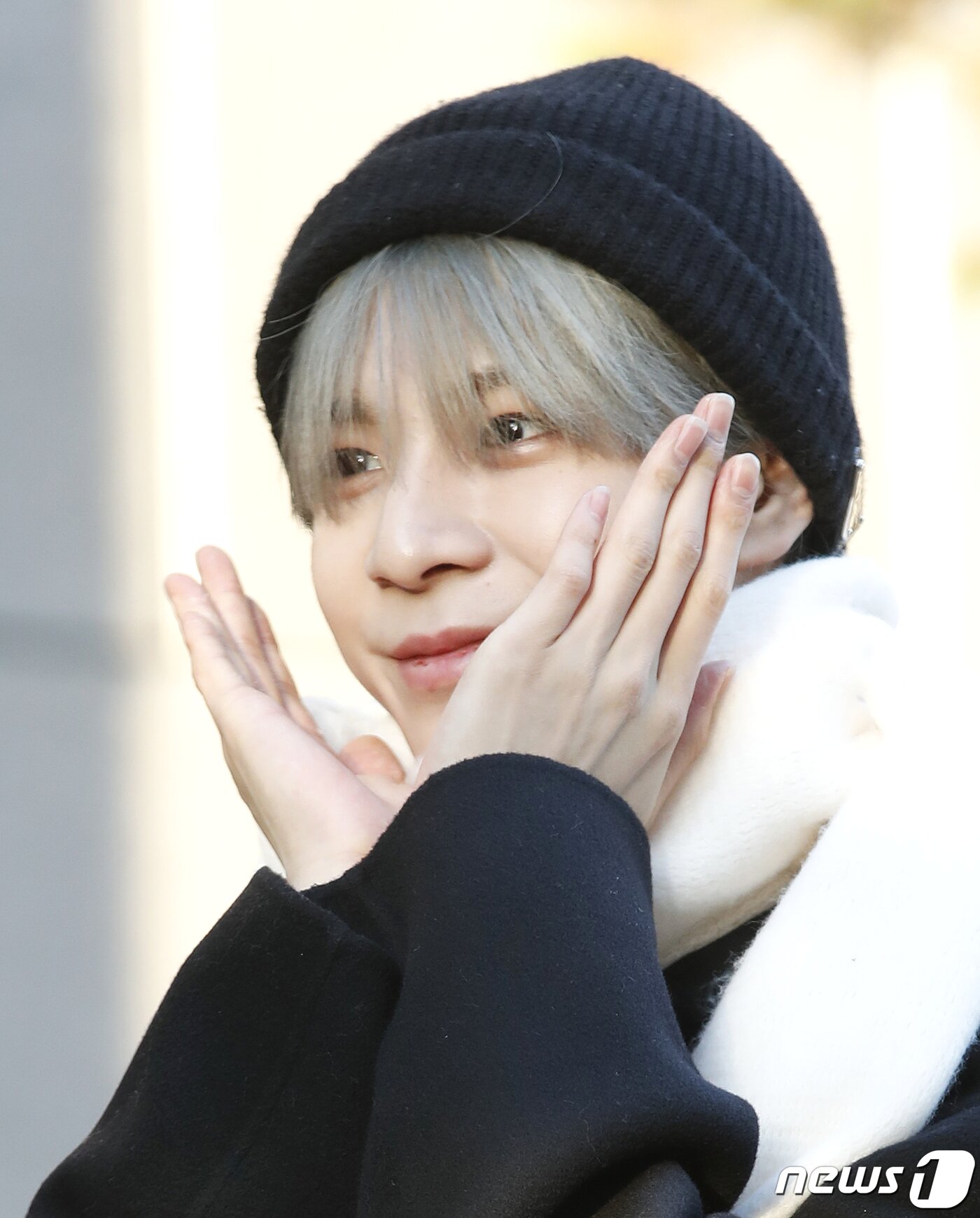 본문 이미지 - 가수 JD1(정동원)이 19일 오전 서울 영등포구 KBS 신관 공개홀에서 열린 음악방송 '뮤직뱅크'(뮤뱅) 출근길에서 꽃받침 포즈로 인사를 전하고 있다. ⓒ News1 권현진 기자