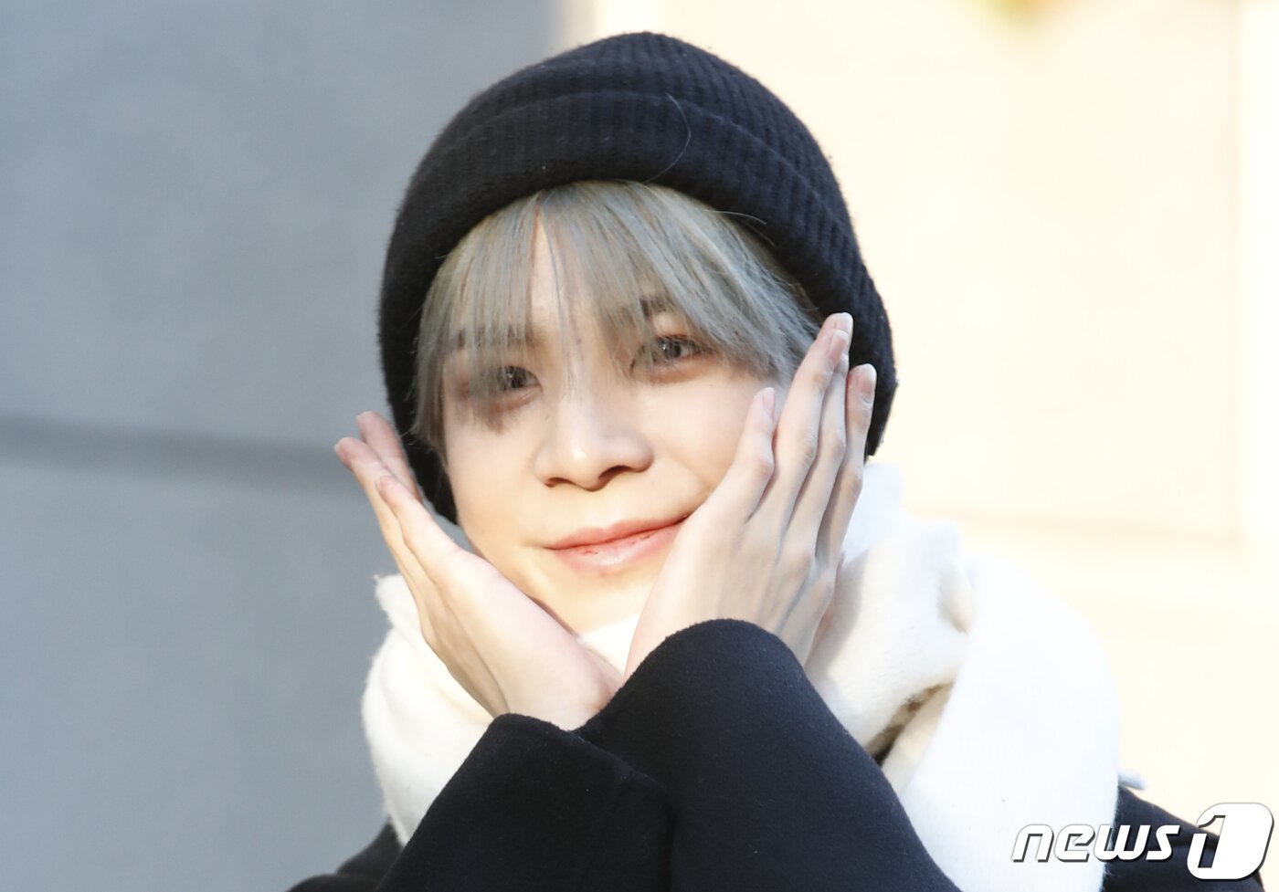 본문 이미지 - 가수 JD1(정동원)이 음악방송 '뮤직뱅크'(뮤뱅)를 위해 19일 오전 서울 영등포구 KBS 신관 공개홀에 도착해 포즈를 취하고 있다. ⓒ News1 권현진 기자