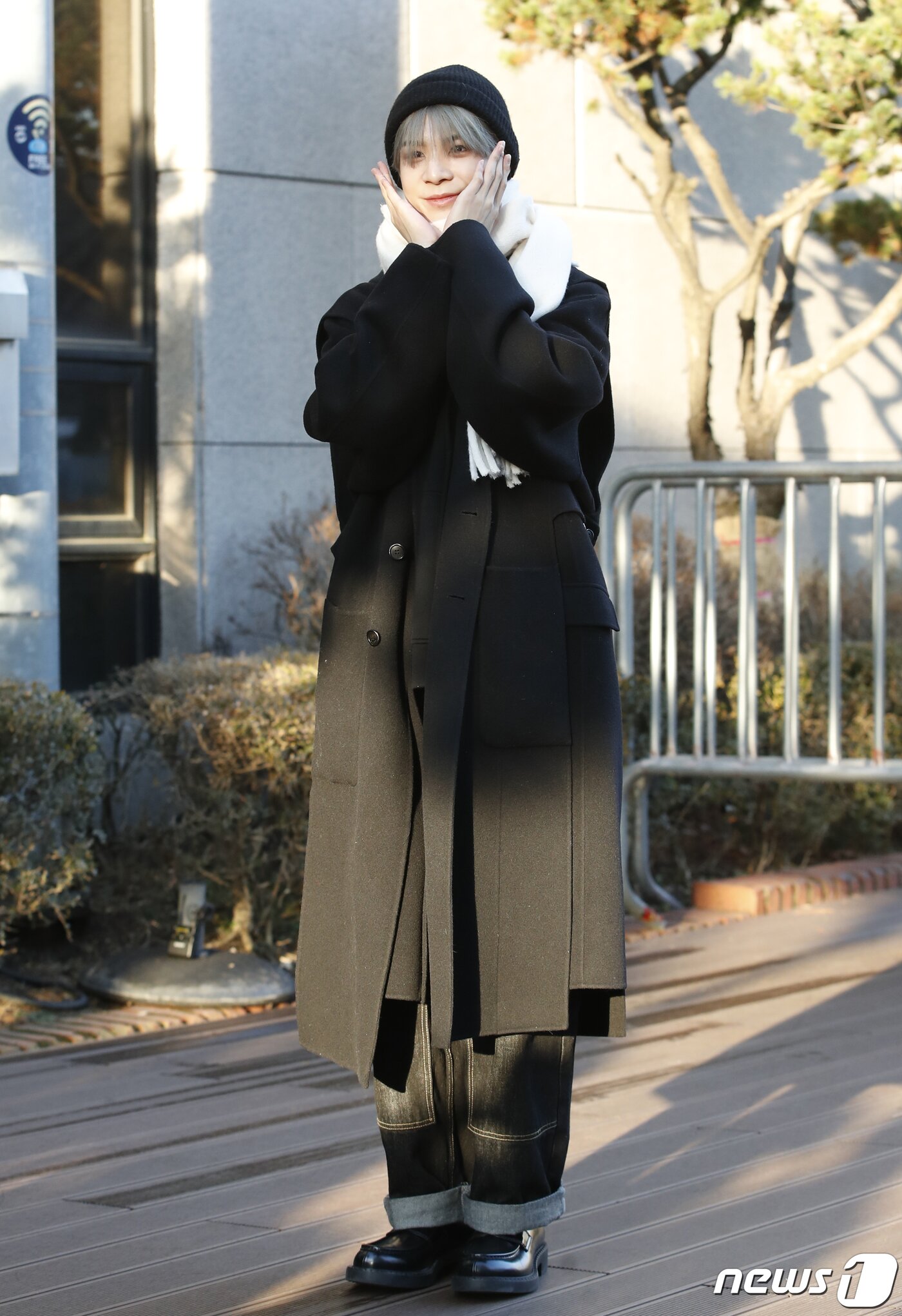 본문 이미지 - 가수 JD1(정동원)이 음악방송 '뮤직뱅크'(뮤뱅)를 위해 19일 오전 서울 영등포구 KBS 신관 공개홀에 도착해 인사를 하고 있다.  ⓒ News1 권현진 기자