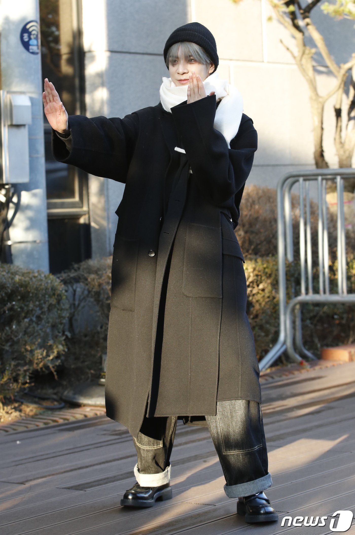 본문 이미지 - 가수 JD1(정동원)이 음악방송 '뮤직뱅크'(뮤뱅)를 위해 19일 오전 서울 영등포구 KBS 신관 공개홀에 도착해 '후 엠 아이' 포인트 안무를 선보이고 있다. 2024.1.19/뉴스1 ⓒ News1 권현진 기자