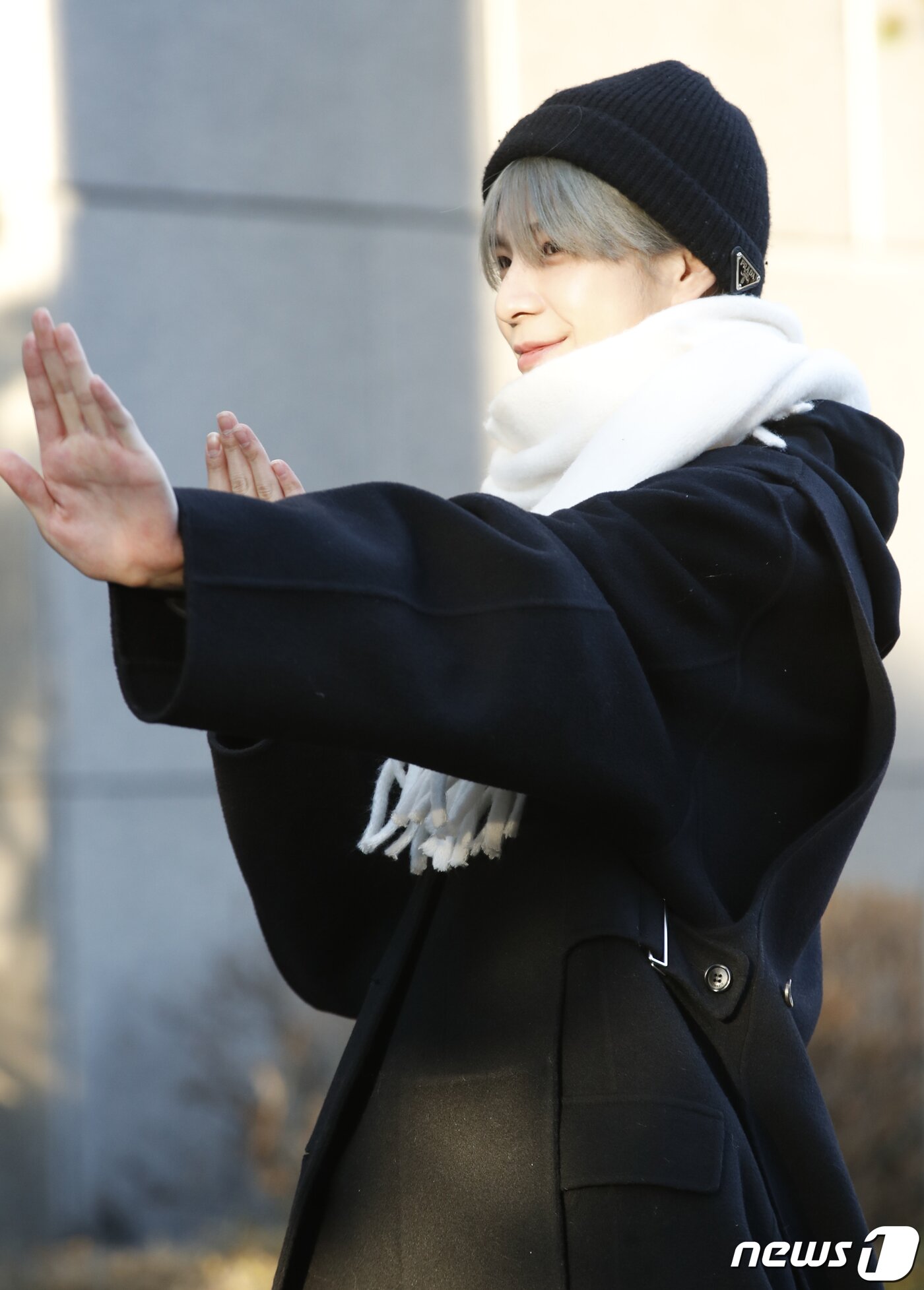 본문 이미지 - 가수 JD1(정동원)이 음악방송 '뮤직뱅크'(뮤뱅)를 위해 19일 오전 서울 영등포구 KBS 신관 공개홀에 도착해 '후 엠 아이' 포인트 안무를 선보이고 있다. ⓒ News1 권현진 기자