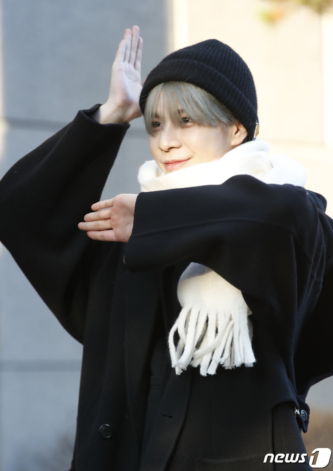 본문 이미지 - 가수 JD1(정동원)이 19일 오전 서울 영등포구 KBS 신관 공개홀에서 열린 음악방송 '뮤직뱅크'(뮤뱅) 출근길에서 포인트 안무를 선보이고 있다. ⓒ News1 권현진 기자