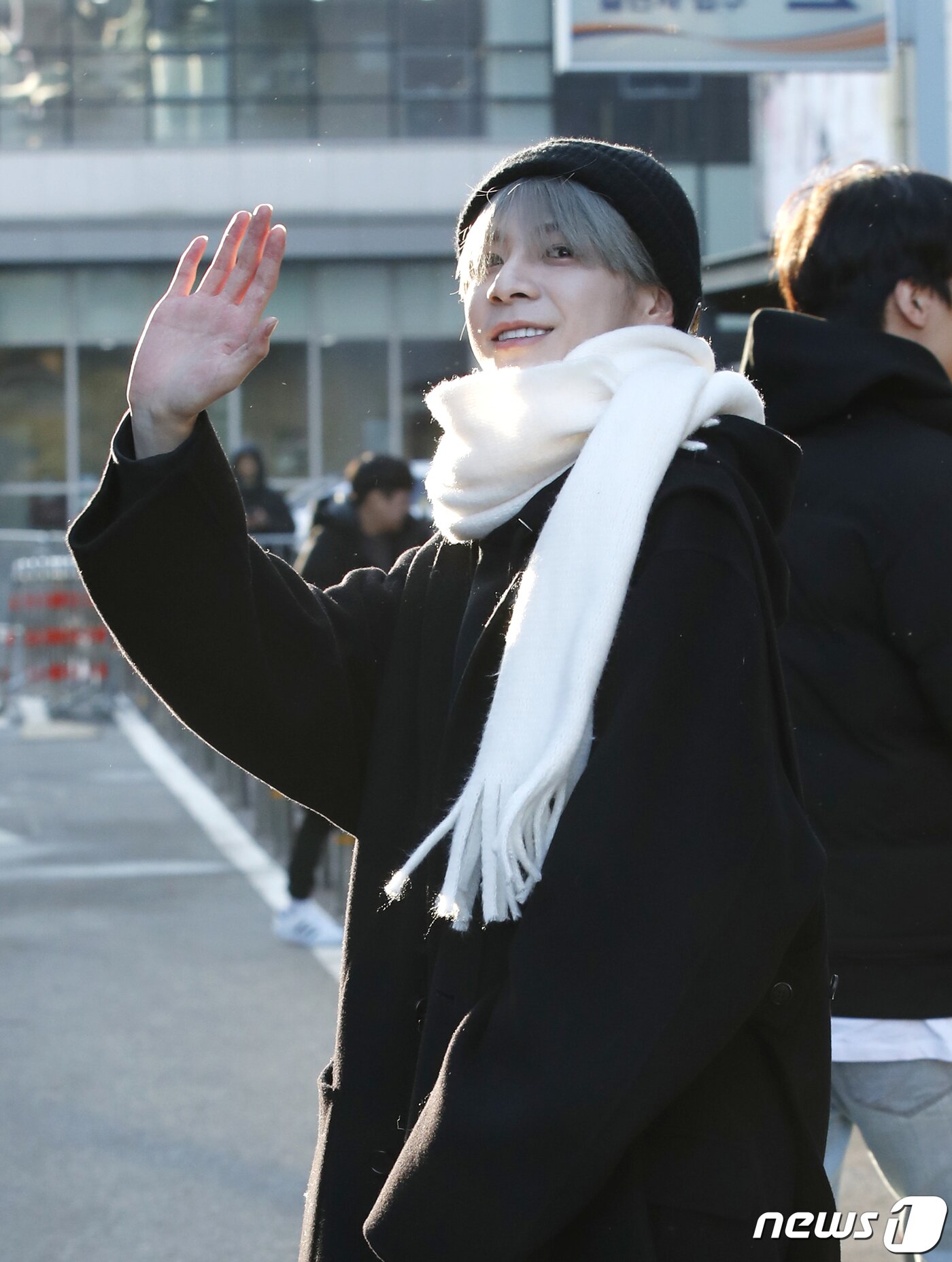 본문 이미지 - 가수 JD1(정동원)이 음악방송 '뮤직뱅크'(뮤뱅)를 위해 19일 오전 서울 영등포구 KBS 신관 공개홀에 도착해 손을 흔들고 있다.  ⓒ News1 권현진 기자